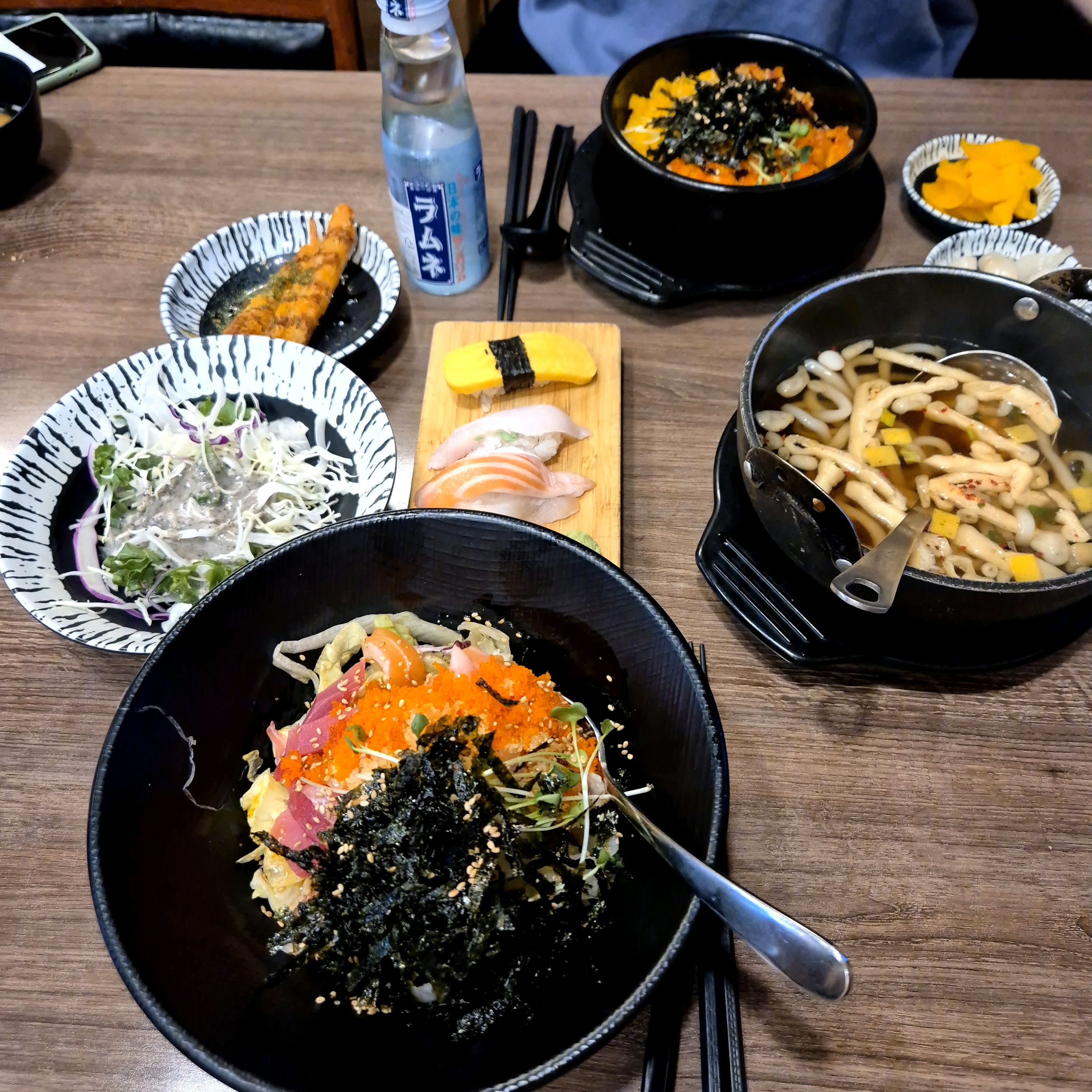 밥에 간이 잘 돼있고 회전율이 좋은지 김도 새 김이네요. 재료들이 신선해서 맛있어요!! 초