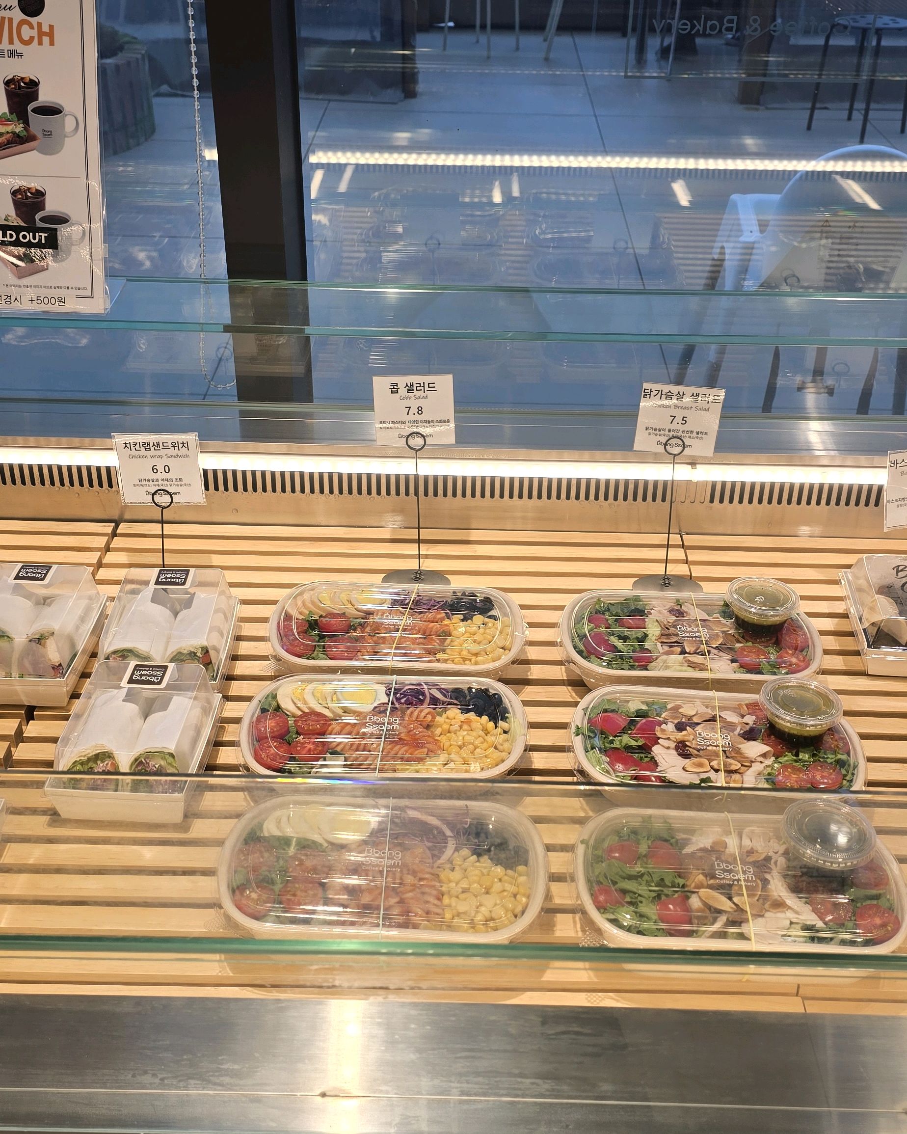빵이 디자인이 예쁘고, 맛도 좋습니다. 그리고 뷰가 너무 좋아서 또 방문하고 싶은 장소입니