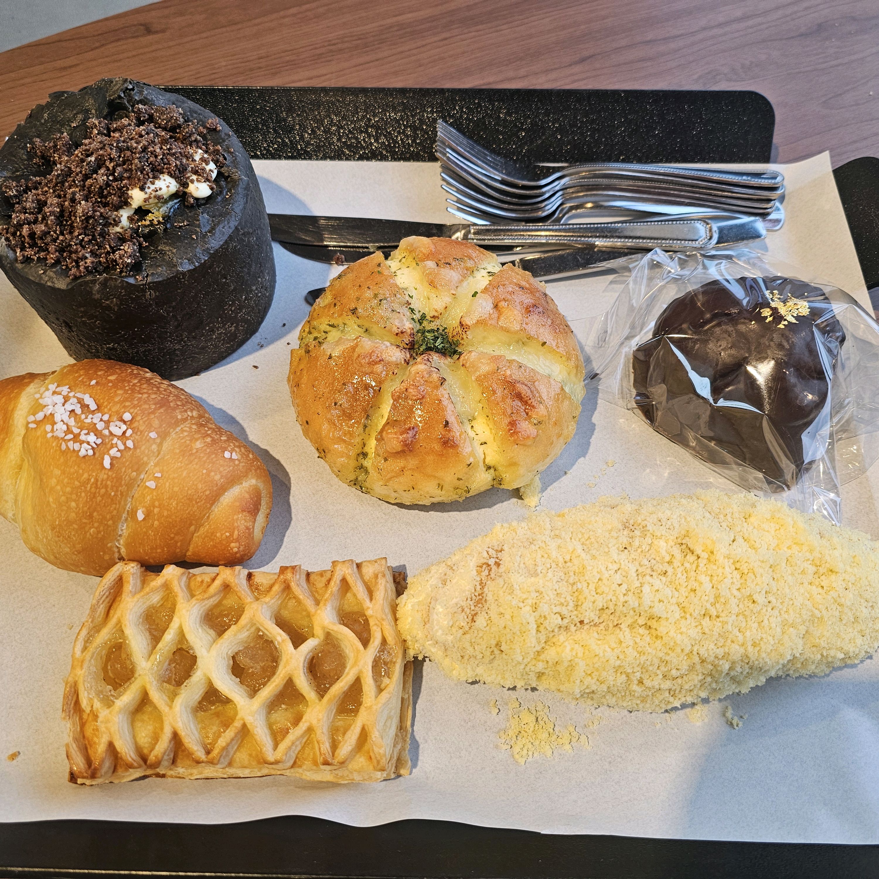 빵이랑 음료도 다 맛있고 경치가 좋아요 - 인천 맛집 셀럽