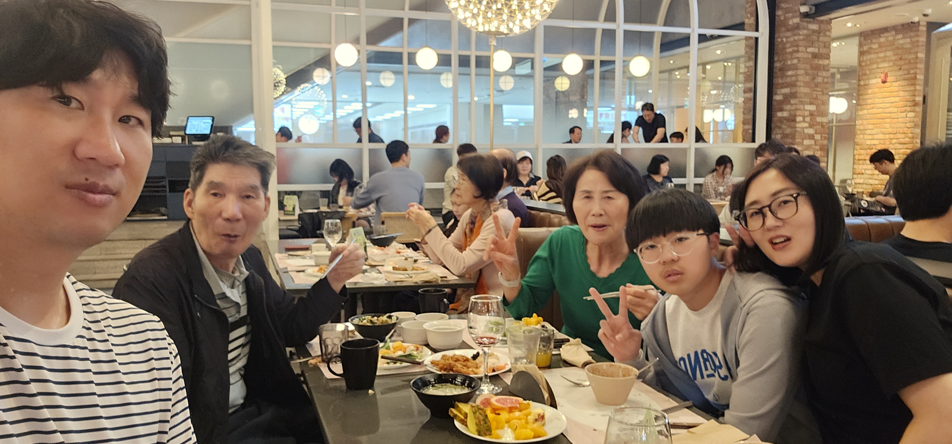 아버님 생신을 맞아 온 가족이 빕스에 오랜만에 왔습니다. 항항상 생신마다 오는것 같아요~~