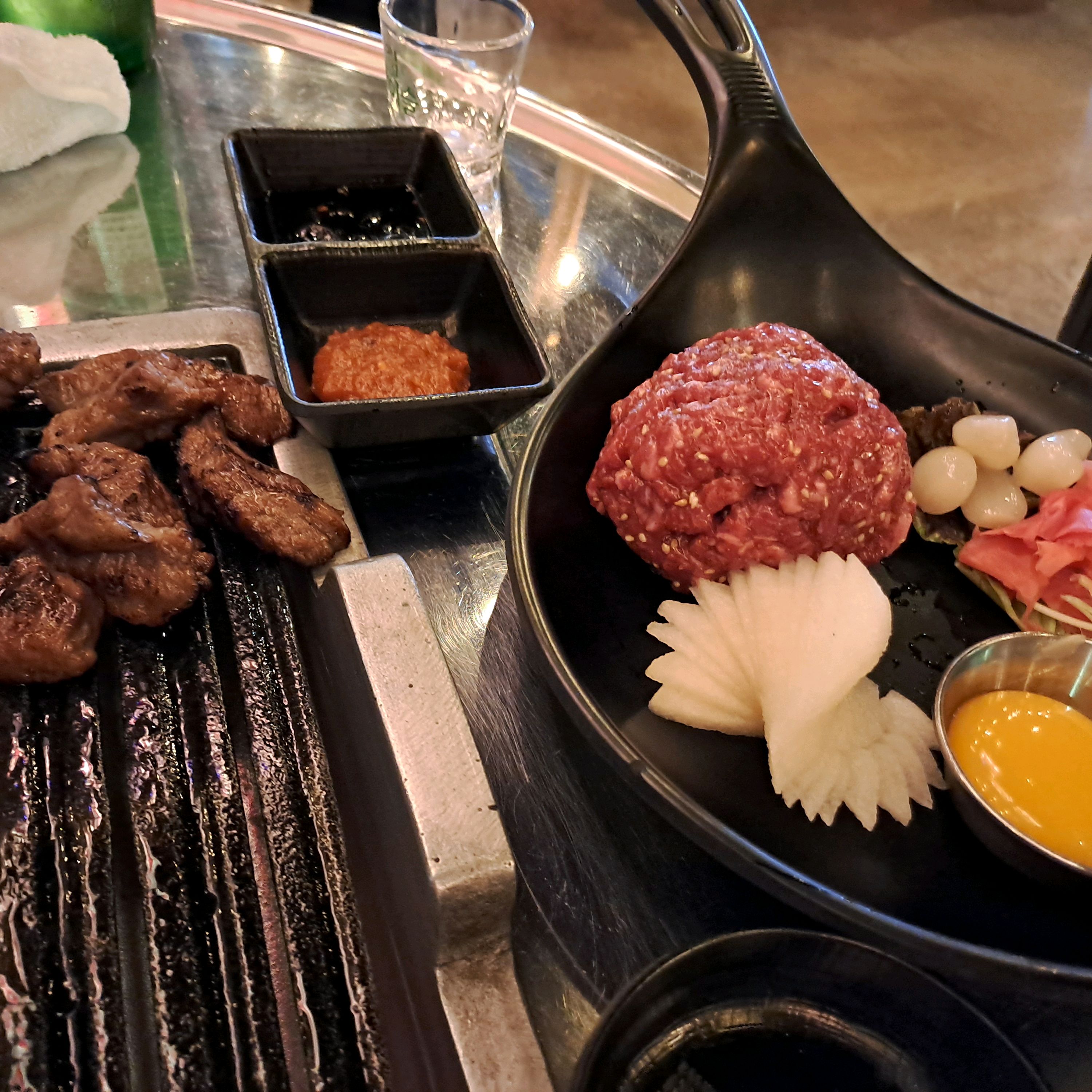 육회랑 소갈비 양념 먹었는데 역시나~!!맛있어요~~^^ - 불당동 맛집 노을연탄구이 불당직영점