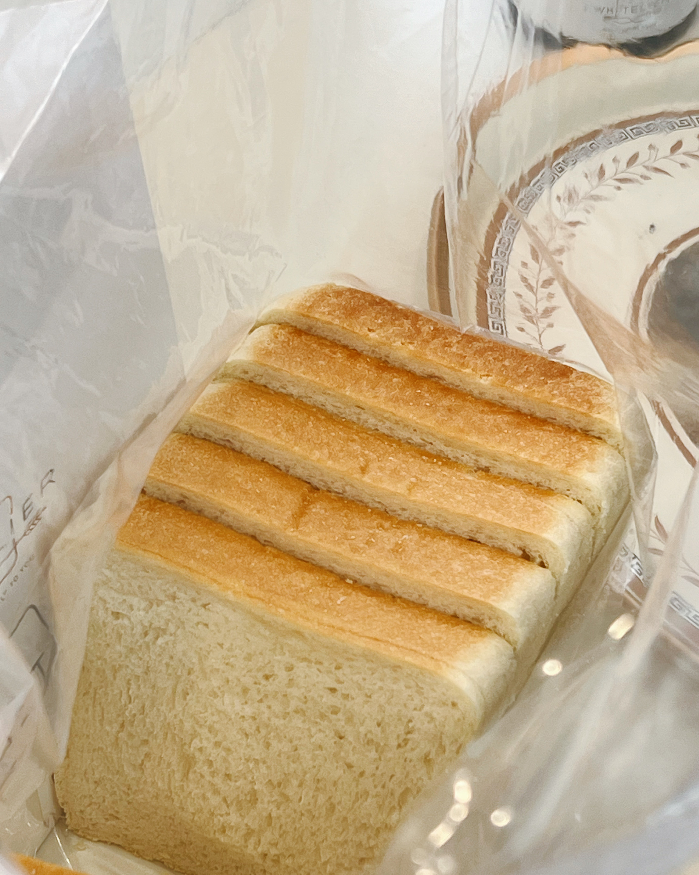 식빵 너무 맛있어요🍞🤍 그냥 먹어도 좋고 살짝 구워서 잼이나 생크림이랑 같이 먹으면 더 맛