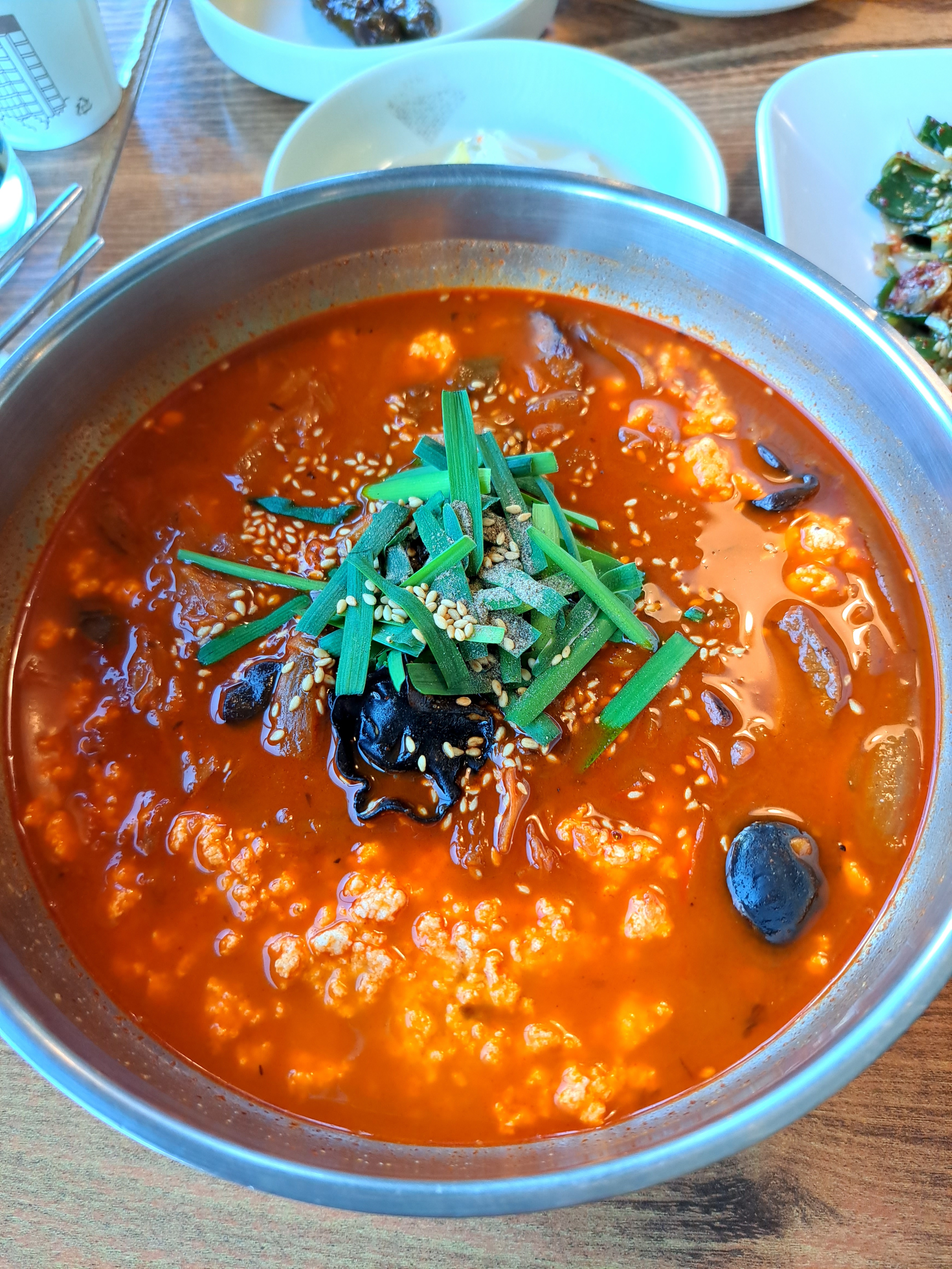 초당 줄서는 짬뽕 순두부 맛집 사이드로 꼬막무침도 진짜 맛있어요 통창으로 호수뷰가 넘 좋아