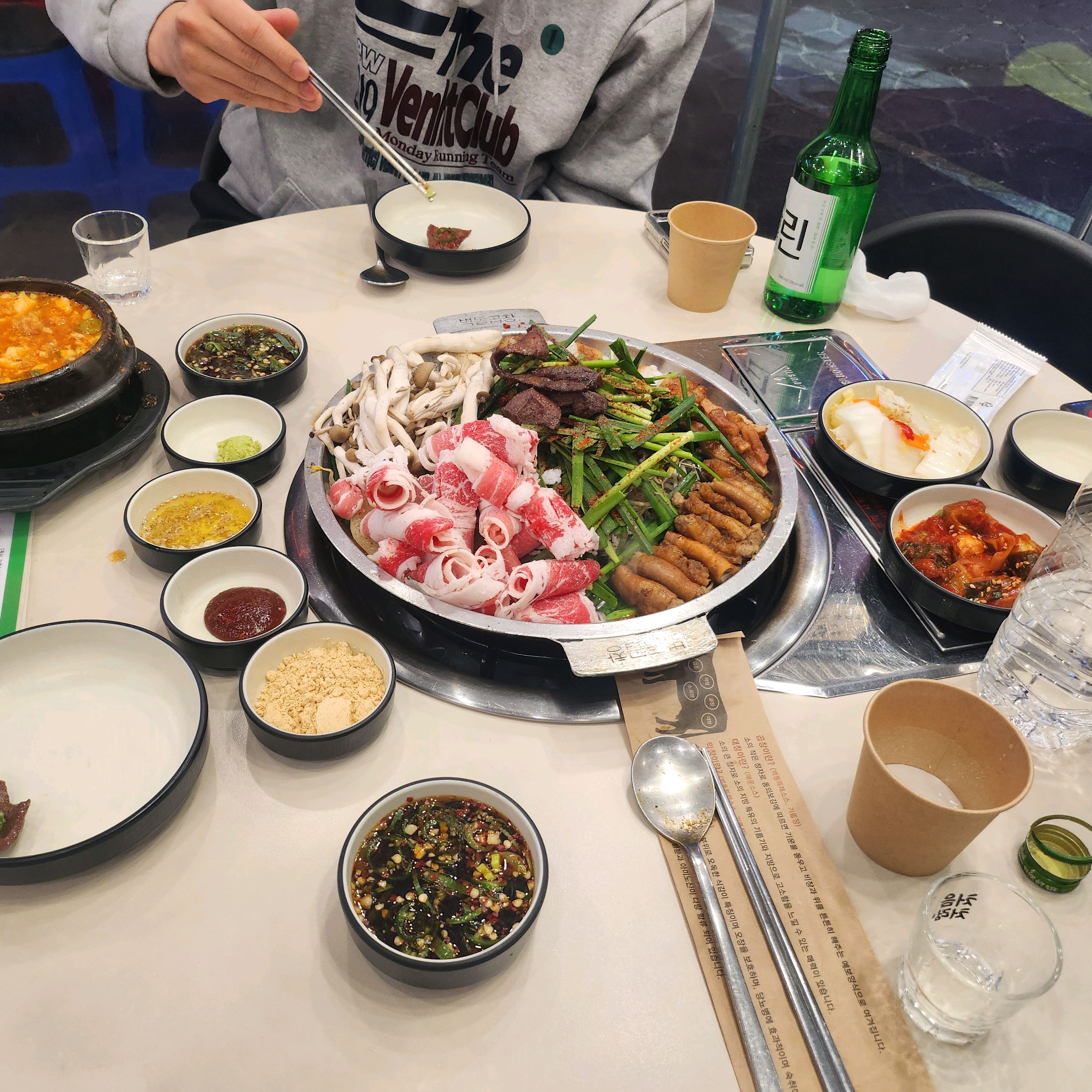 직원분들 너무 친절하시고 순두부랑 육회까지 서비스라서 먹을게 넘쳐서 너무 좋아요! 찬 하나