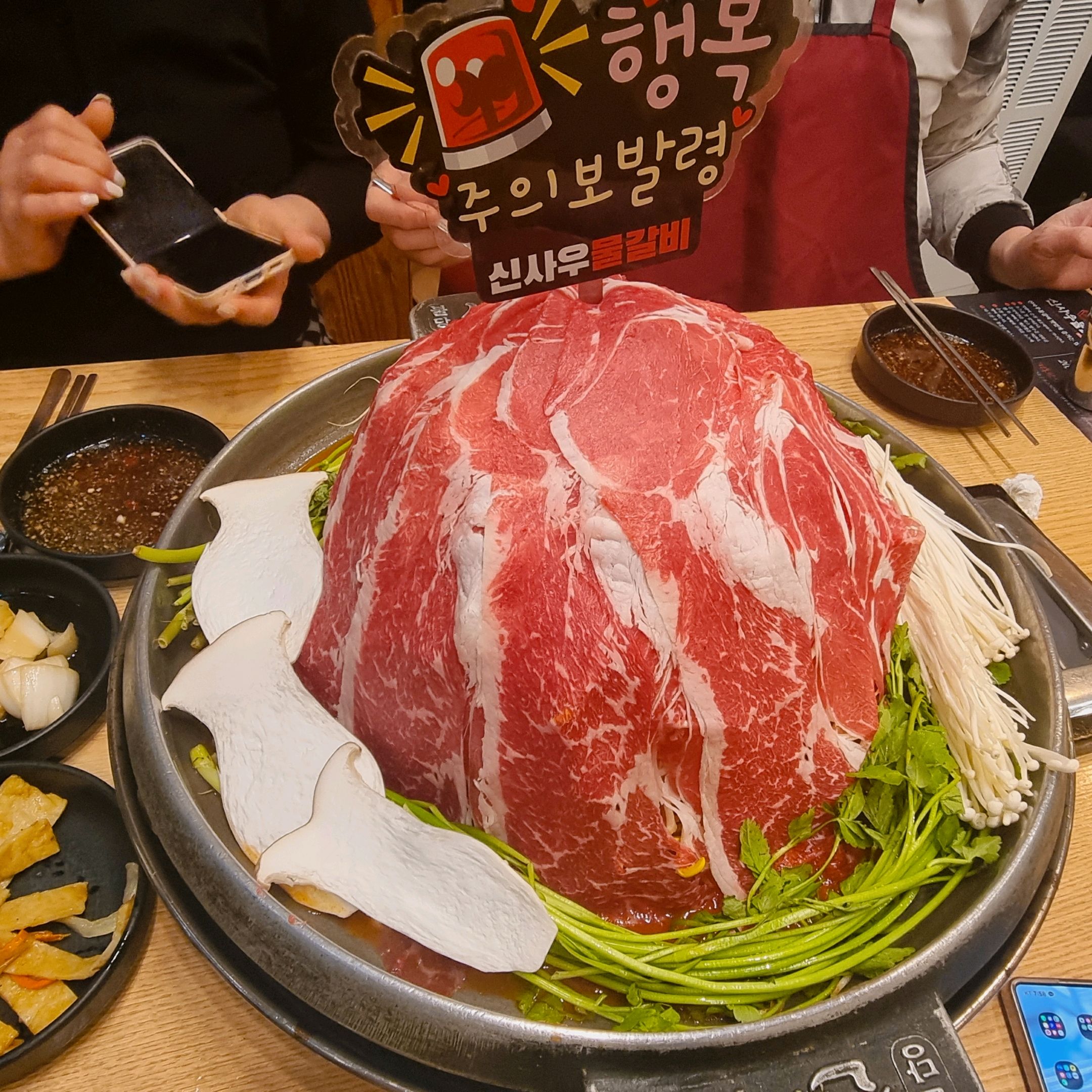 오랜만에 또 방문했습니다~ 고기 양이 진짜 많아서 다들 배불러하면서도 계속 먹게되네요>< - 불당동 맛집 신사우물갈비 불당본점