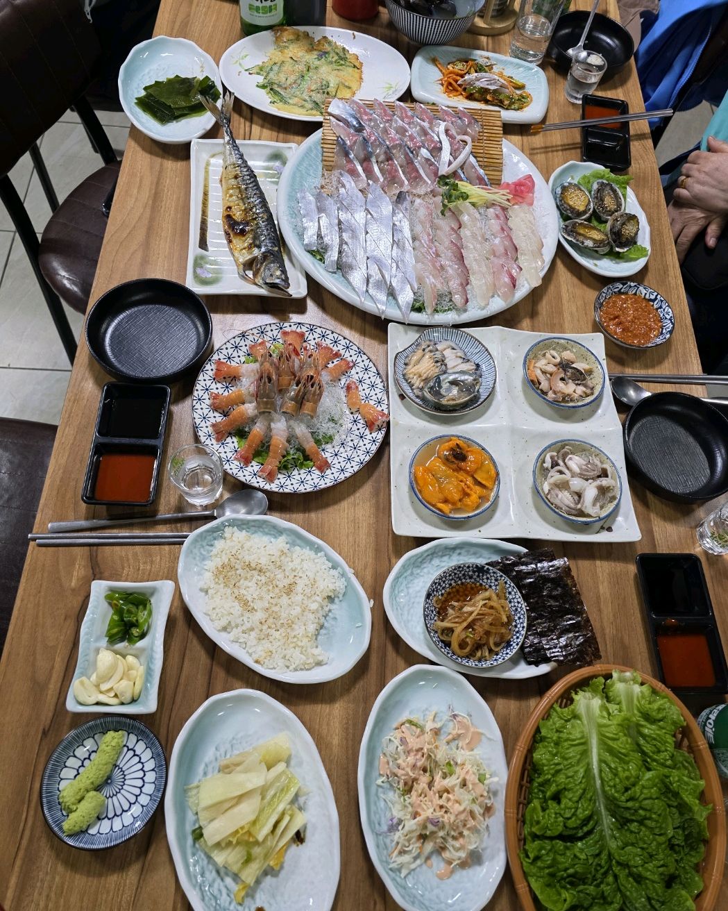 회랑 고기랑 같이먹을수 있어서 회못먹는 아이들이랑 가기도 너무 좋구 회도 싱싱하고 밑반찬도