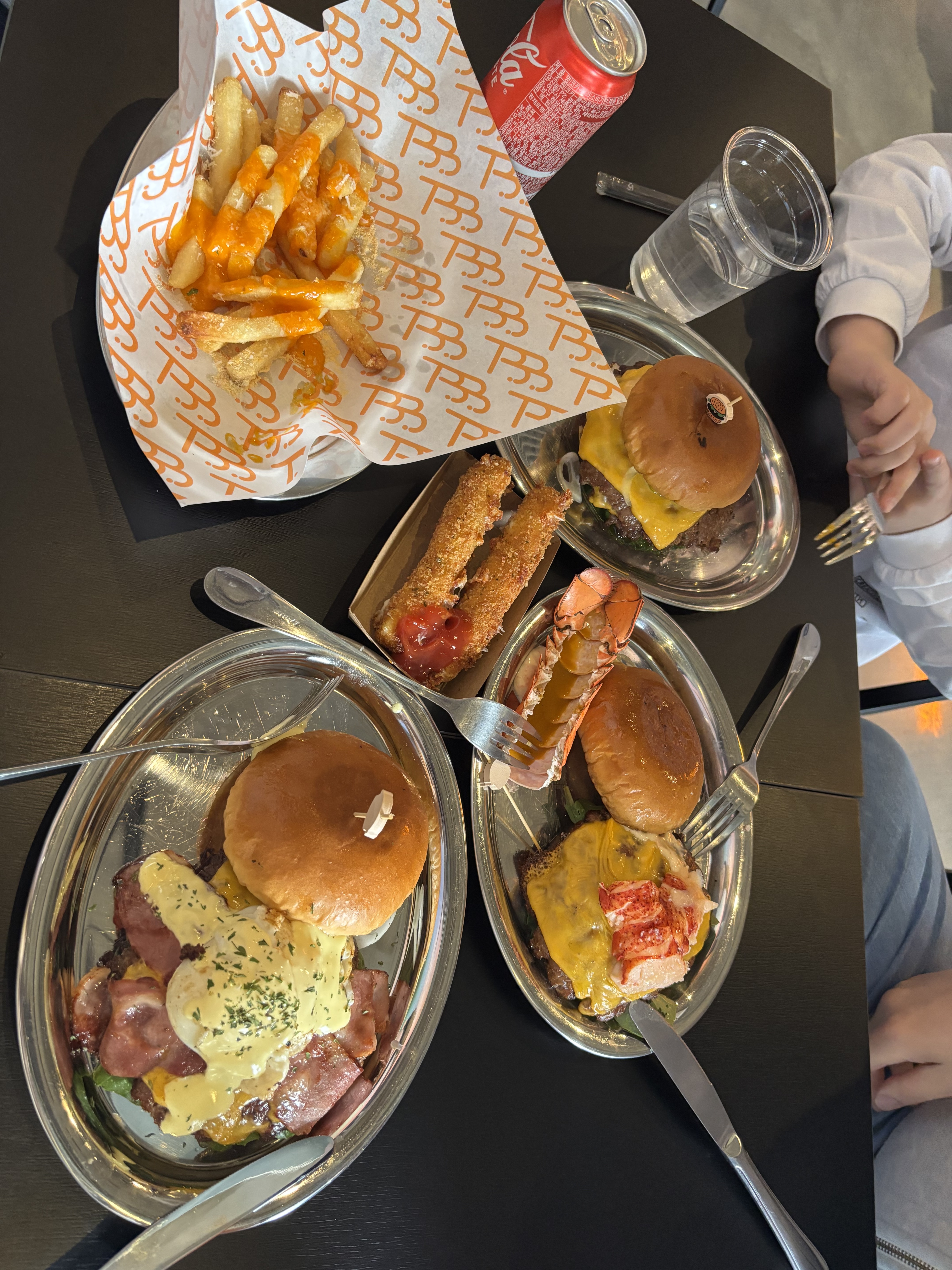 어린이날^^대기가 많아서 기다리긴했지만~~친절하게 음료서비스도 주시고 맛있게 잘먹었습니다!