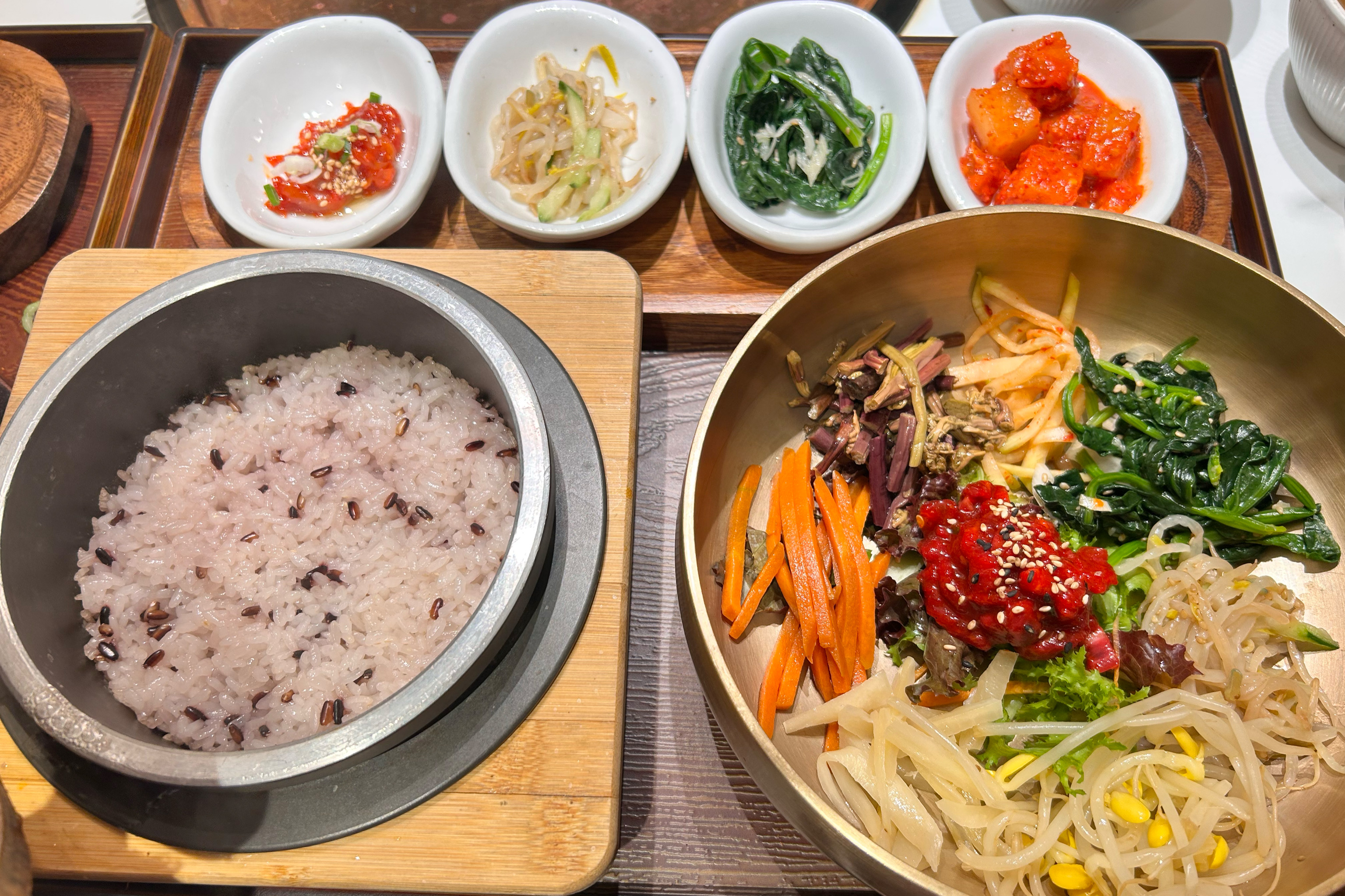 외관이 멋져서 우연히 들어와본 곳인데 내부는 더 멋있어서 감탄했어요~! 육회비빔밥 먹었는데