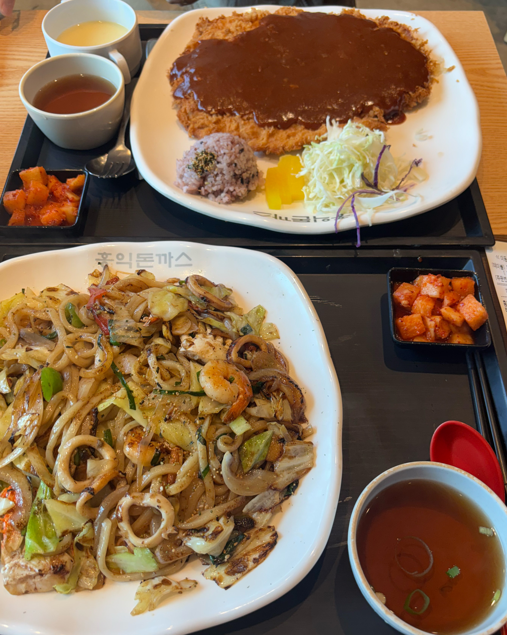 여전히 손님도 많고 몇년 새 명지에 차가 많아졌네요 - 부산 명지 맛집 홍익돈까스 부산명지점