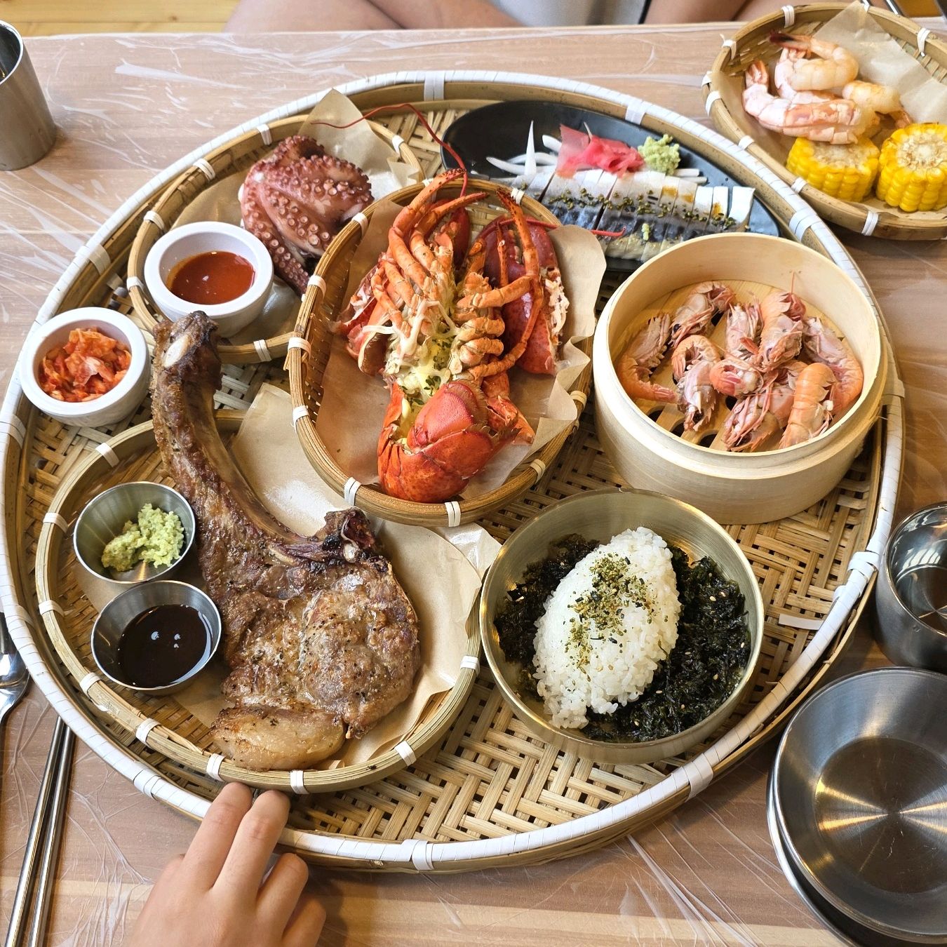 실내가 이쁩니다. 주차하기 편해요. - 제주 맛집 더비치크랩 제주협재점