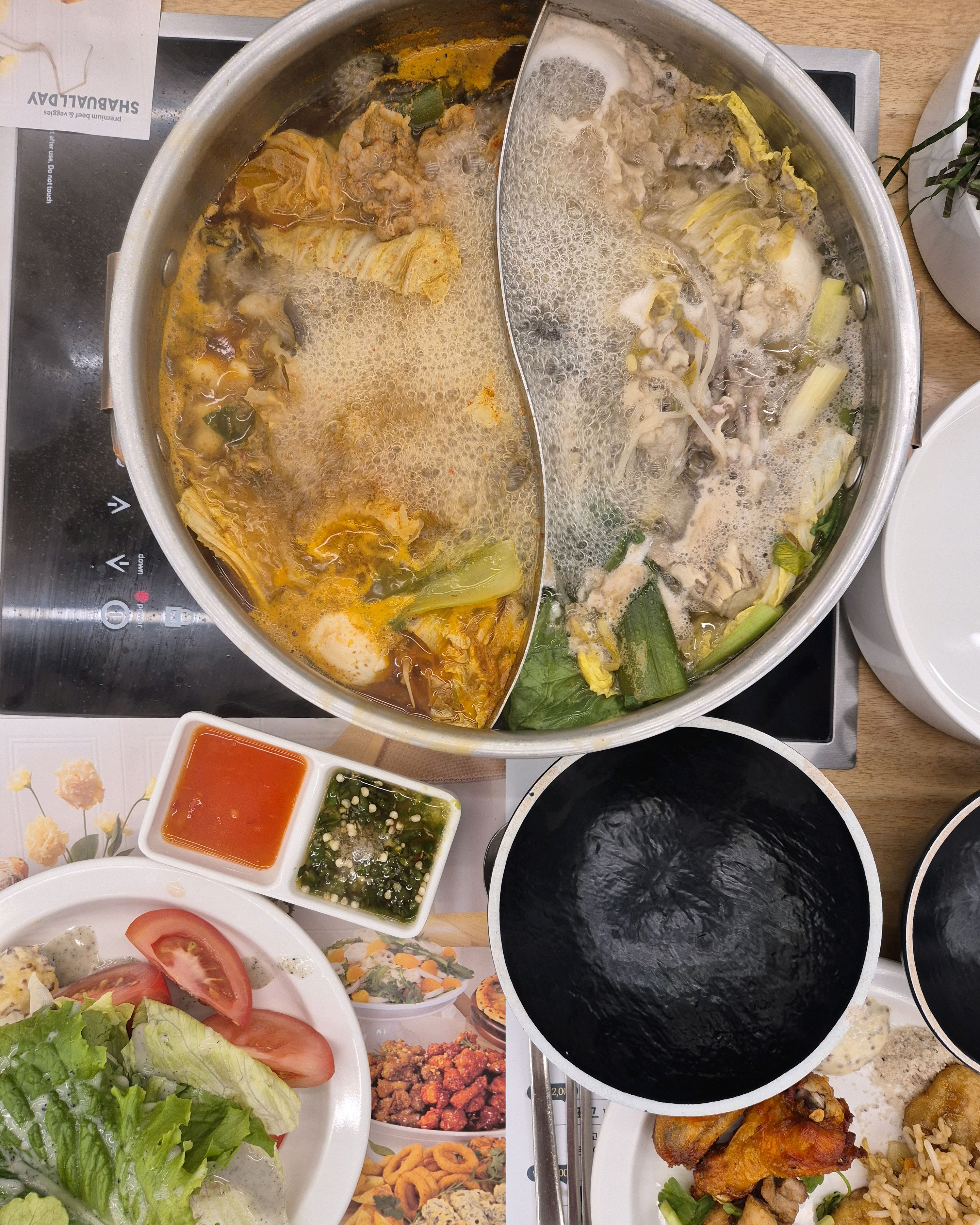 전반적으로 맛있게 먹었어요. 수저통에 문제가 있어서 사장님에게 말씀드렸더니 잘 해결되었어요