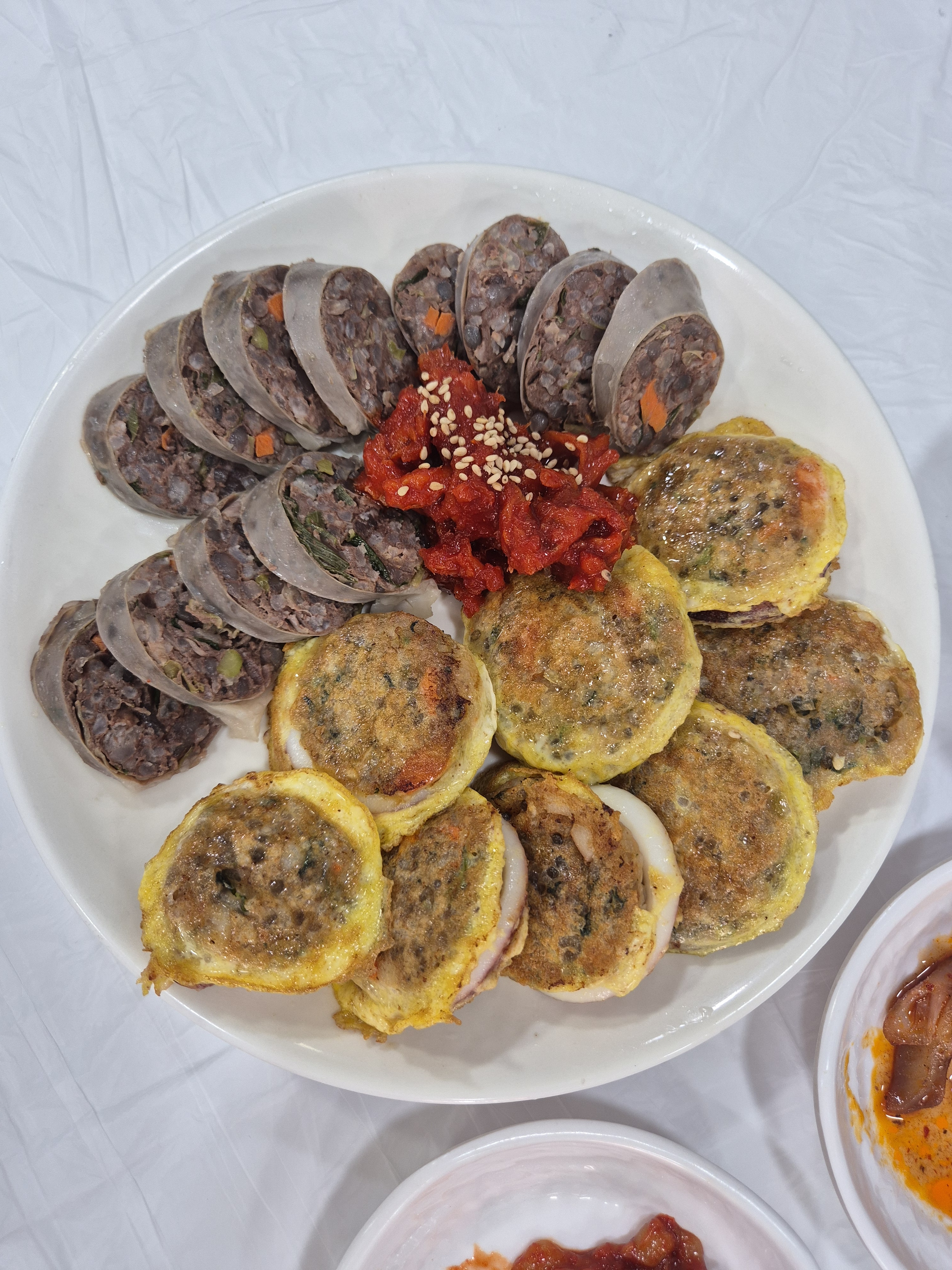 아바이마을에 와서 첫식사로 다녀왔어요 모듬순대와 아버이순대국을 시켰는데 너무 맛있었어요!