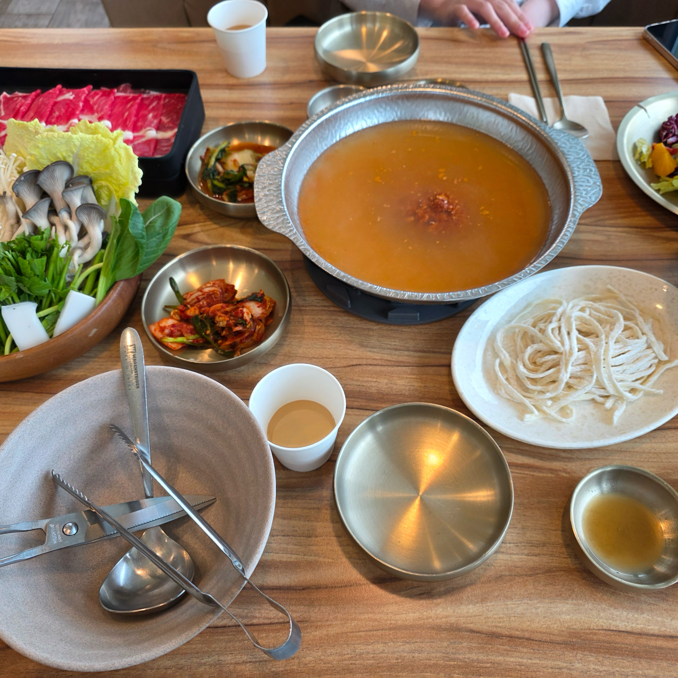 얼큰 샤브샤브 2인에 한돈미나리전 시켰어요😋 칼국수면이 쫄깃해서 아주 맛있습니다👍🏻 - 인천 맛집 국수화