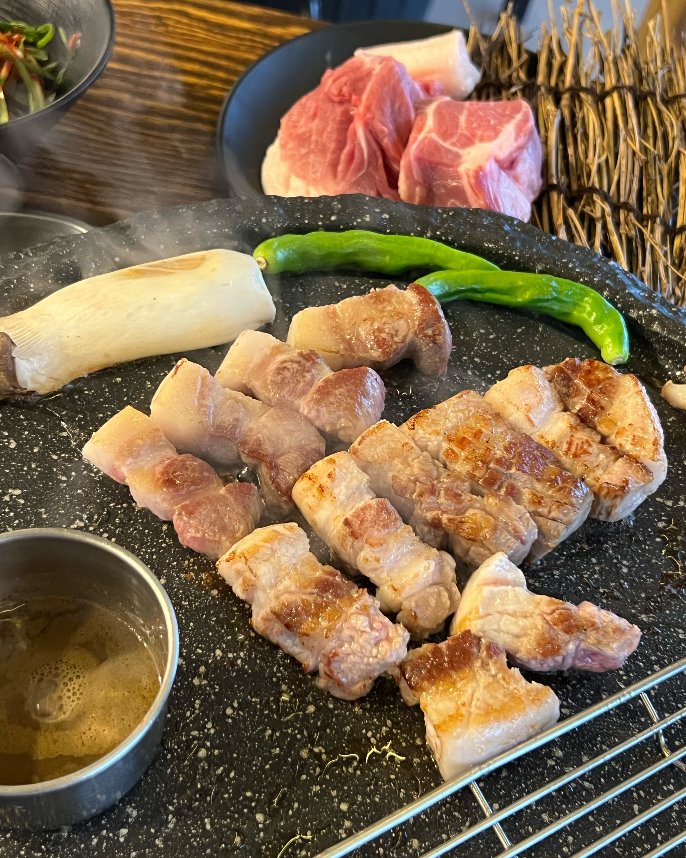 고기가 두툼하고 맛있어요 뷰도 트여서 좋습니다 - 제주 맛집 애월 삼육공본점 숙성흑돼지