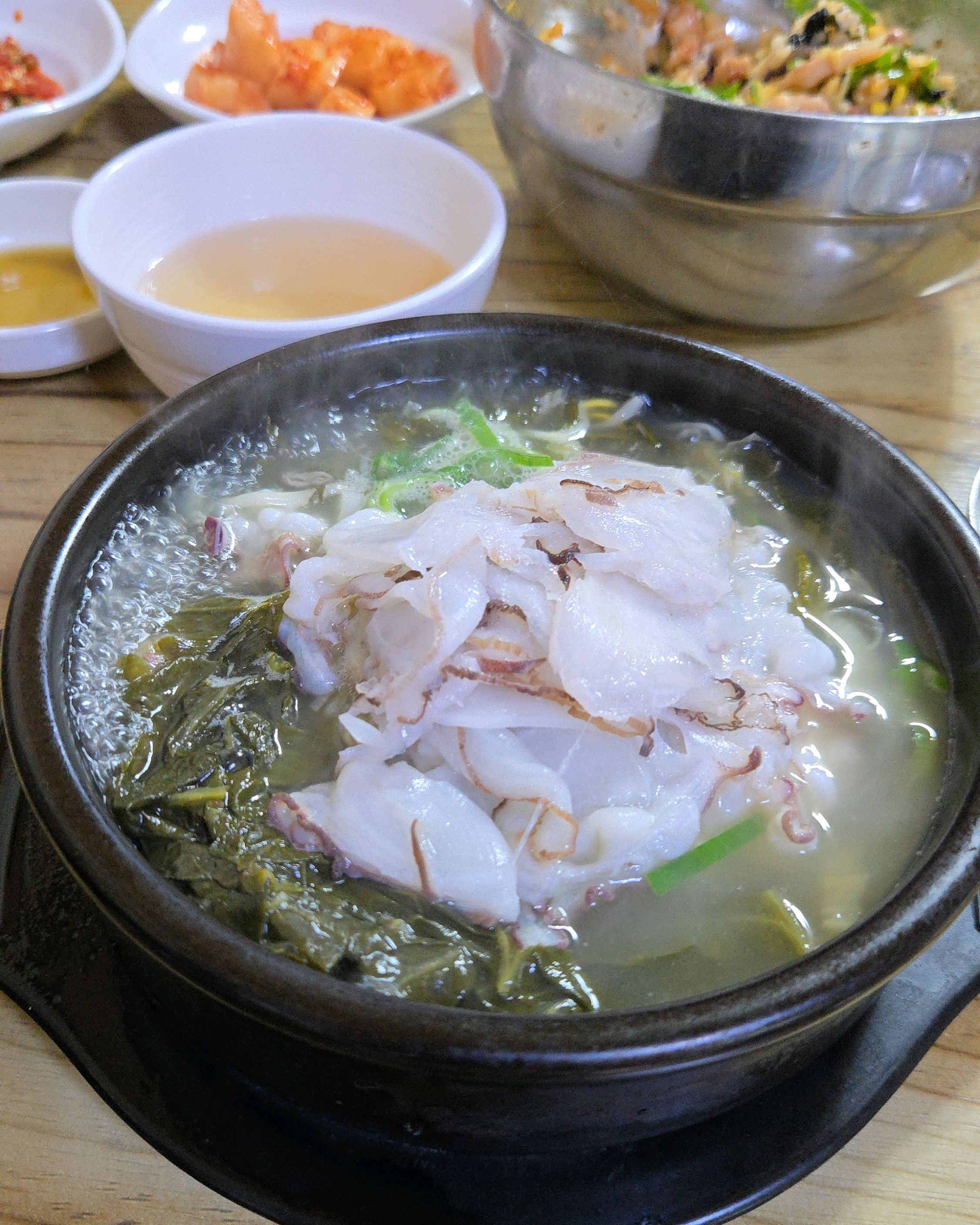 속초가면 장칼국수,순대국밥,막국수,냉면 맛집들 많아서 한번씩 먹어봤는데 문어국밥은 처음 먹
