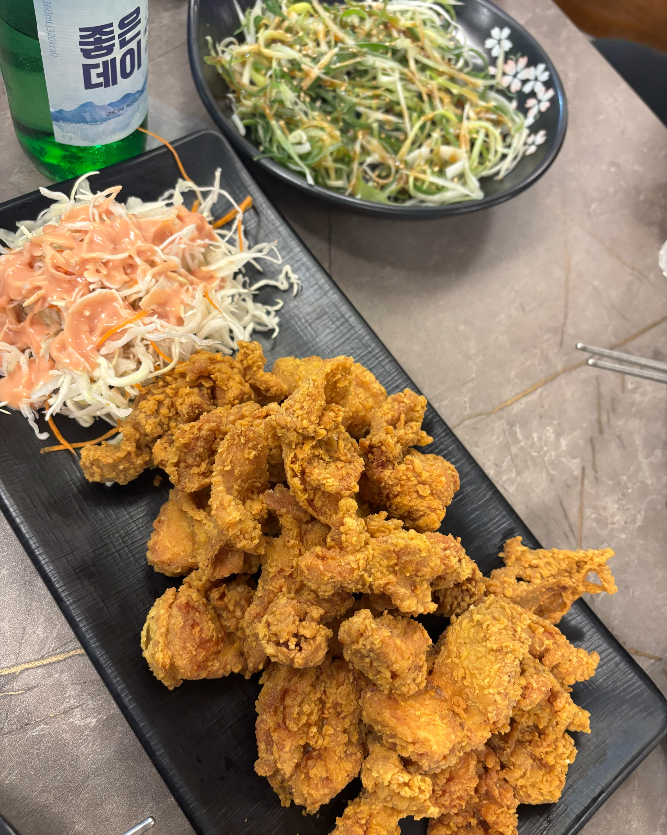 일 마치고 간단히 한잔 하러 왔는데 너무 맛있게 먹고 갑니다😊 치킨과 짬뽕 제가 딱 좋아하