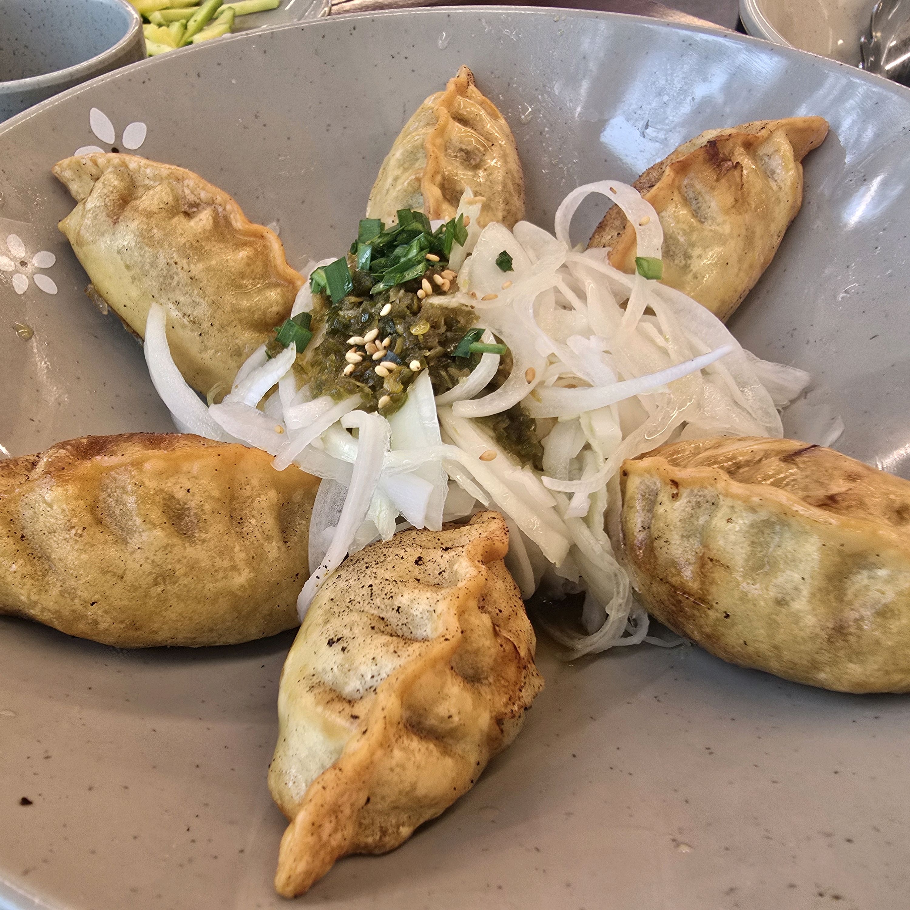 을왕리해수욕장 나들이 갔다가 칼국수먹으러 우연히 들렀는데 백합칼국수맛이 넘 깔끔하고 담백했