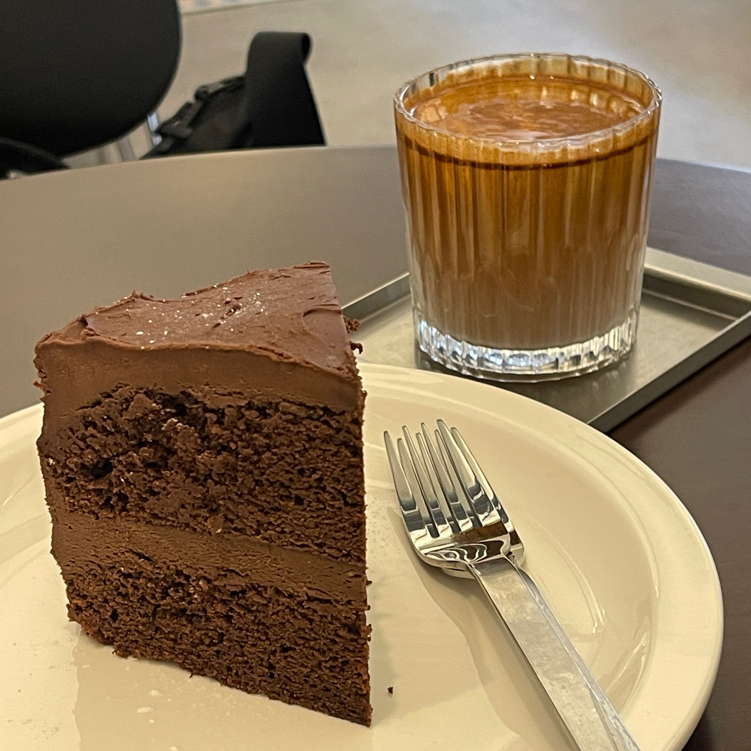 꾸덕한 초코케이크가 의외로 많이 없는데 여기초코케이크 완전 꾸덕하고 아메리카노랑 너무 잘어