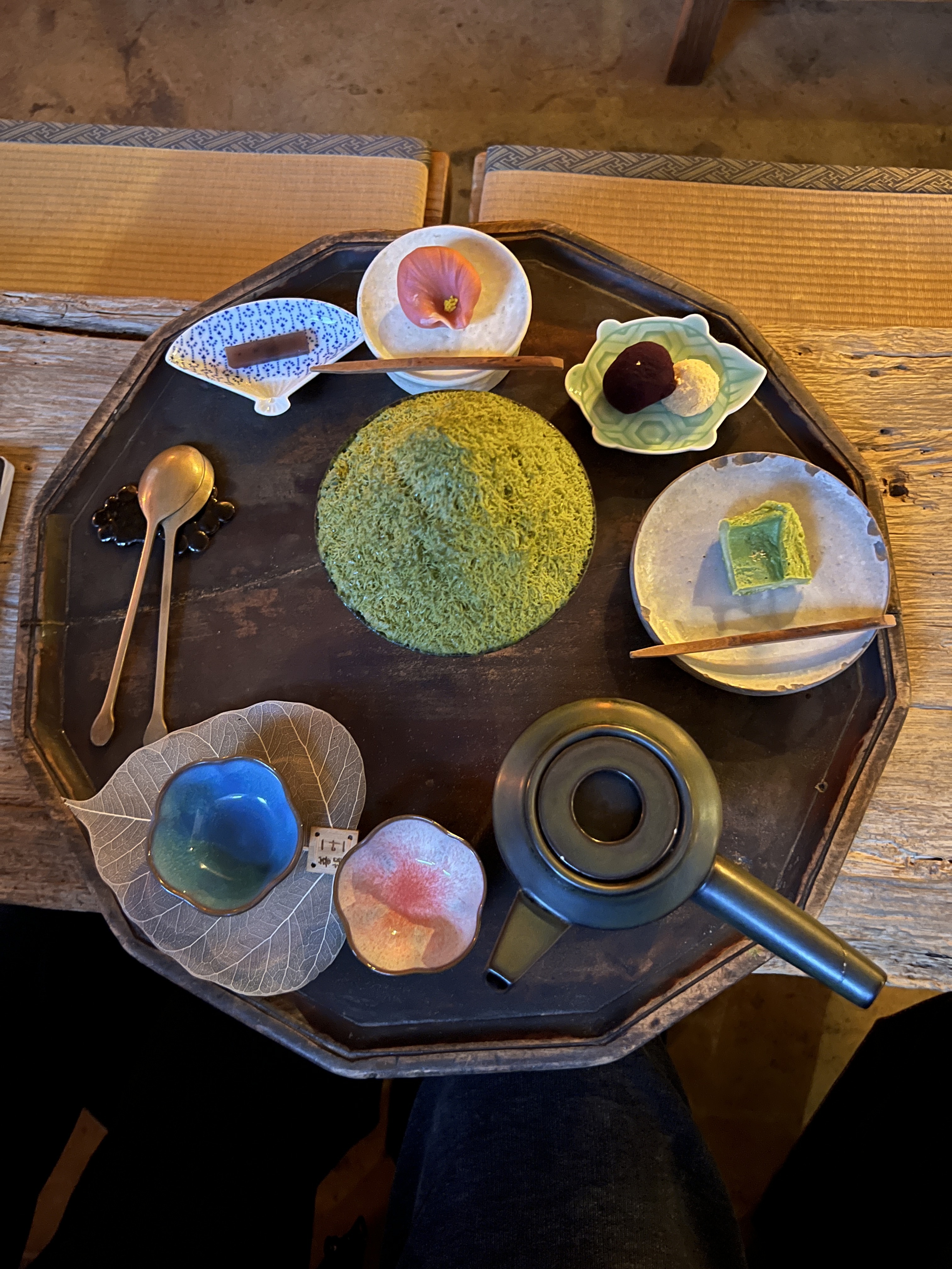 2인세트-화과자, 말차빙수, 호지차로 시켜서 먹었어요. 말차빙수는 단맛이 절제되고 말차맛이