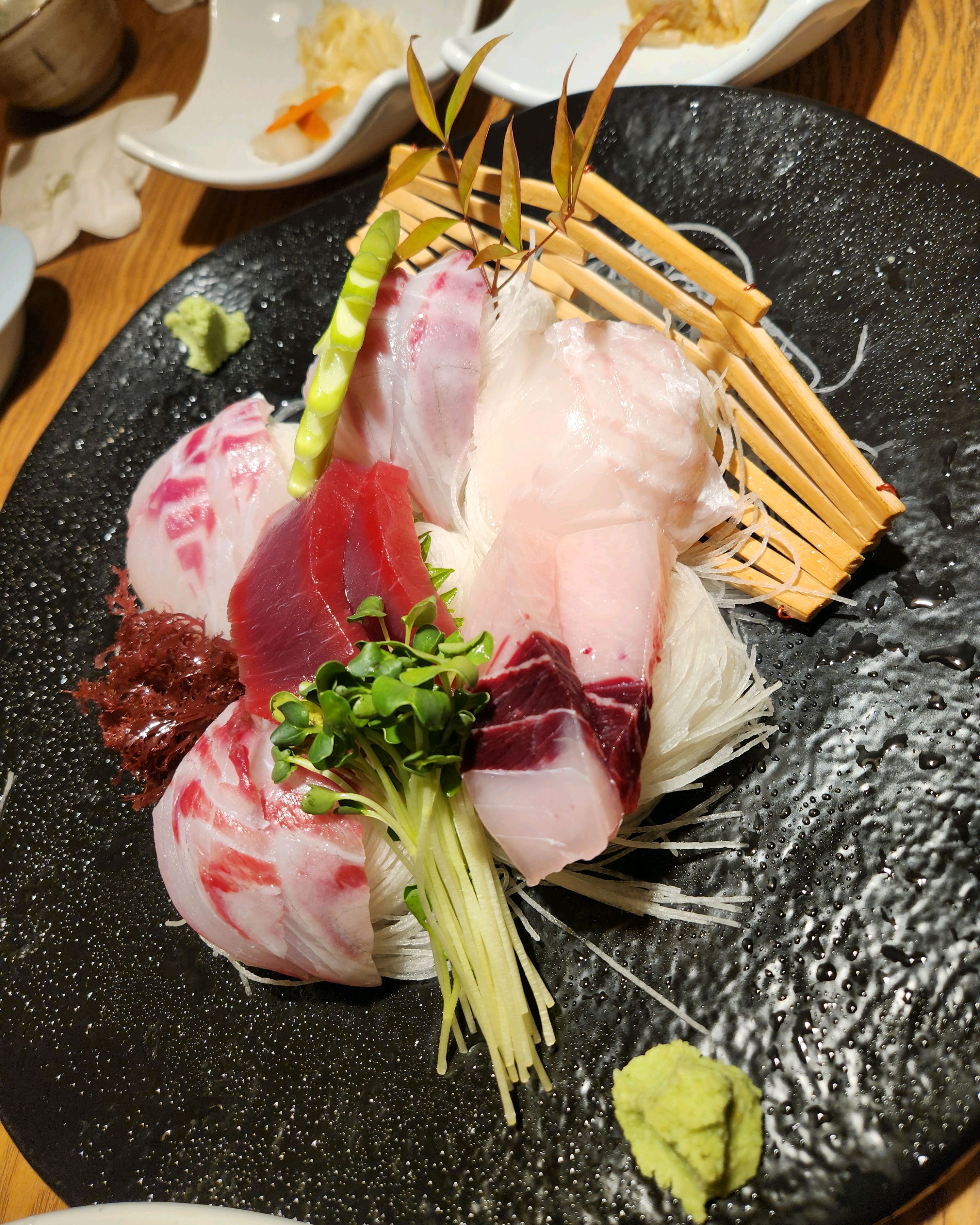 너무 신선하고 서비스도 좋아요 룸이라서 조용히먹을수있고 아가들이있는데 눈치보지않고 먹을수있