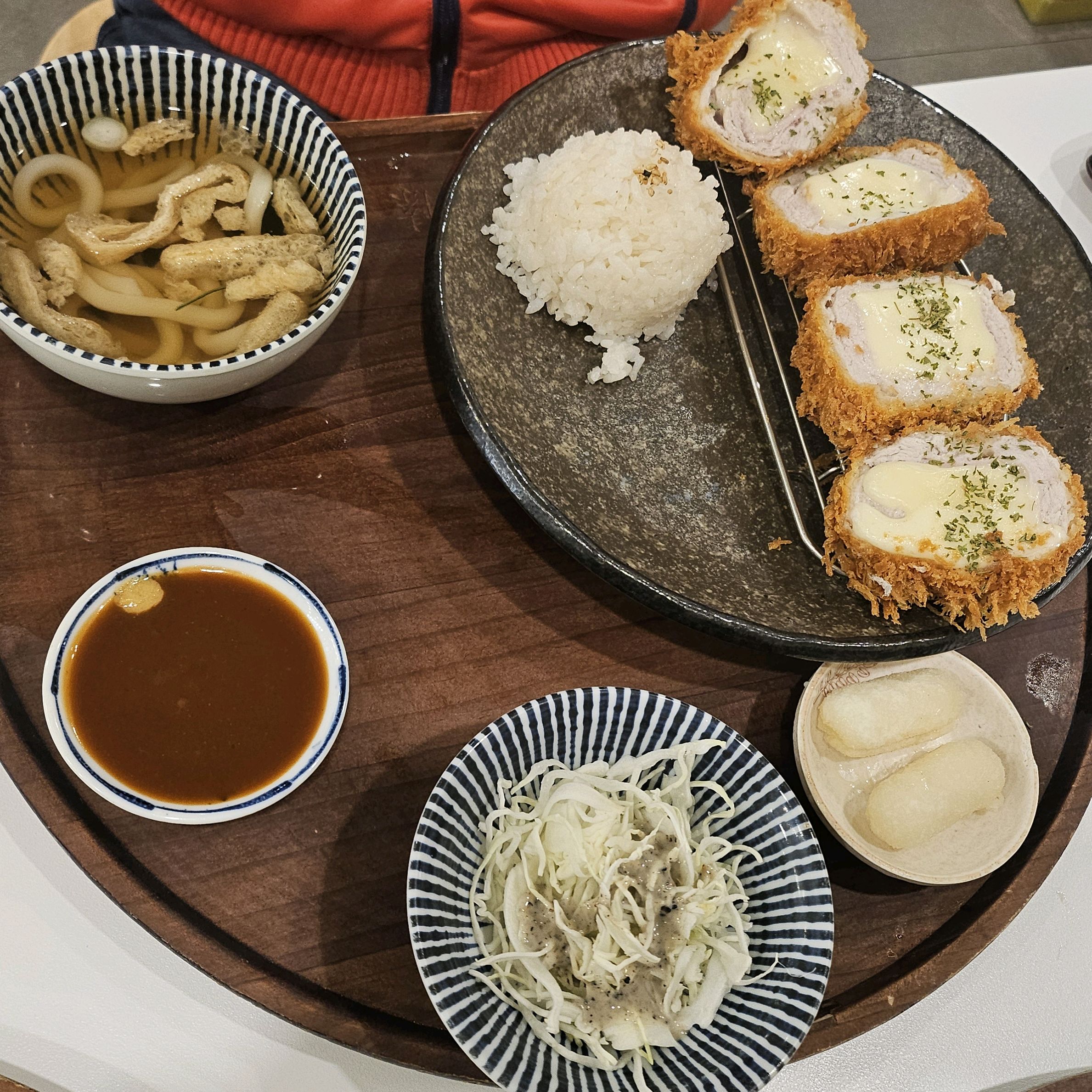 치즈까츠랑 냉소바+등심카츠 시켰는데 다 맛있어요! 두번째 방문인데 담엔 오꼬노미카츠? 도 