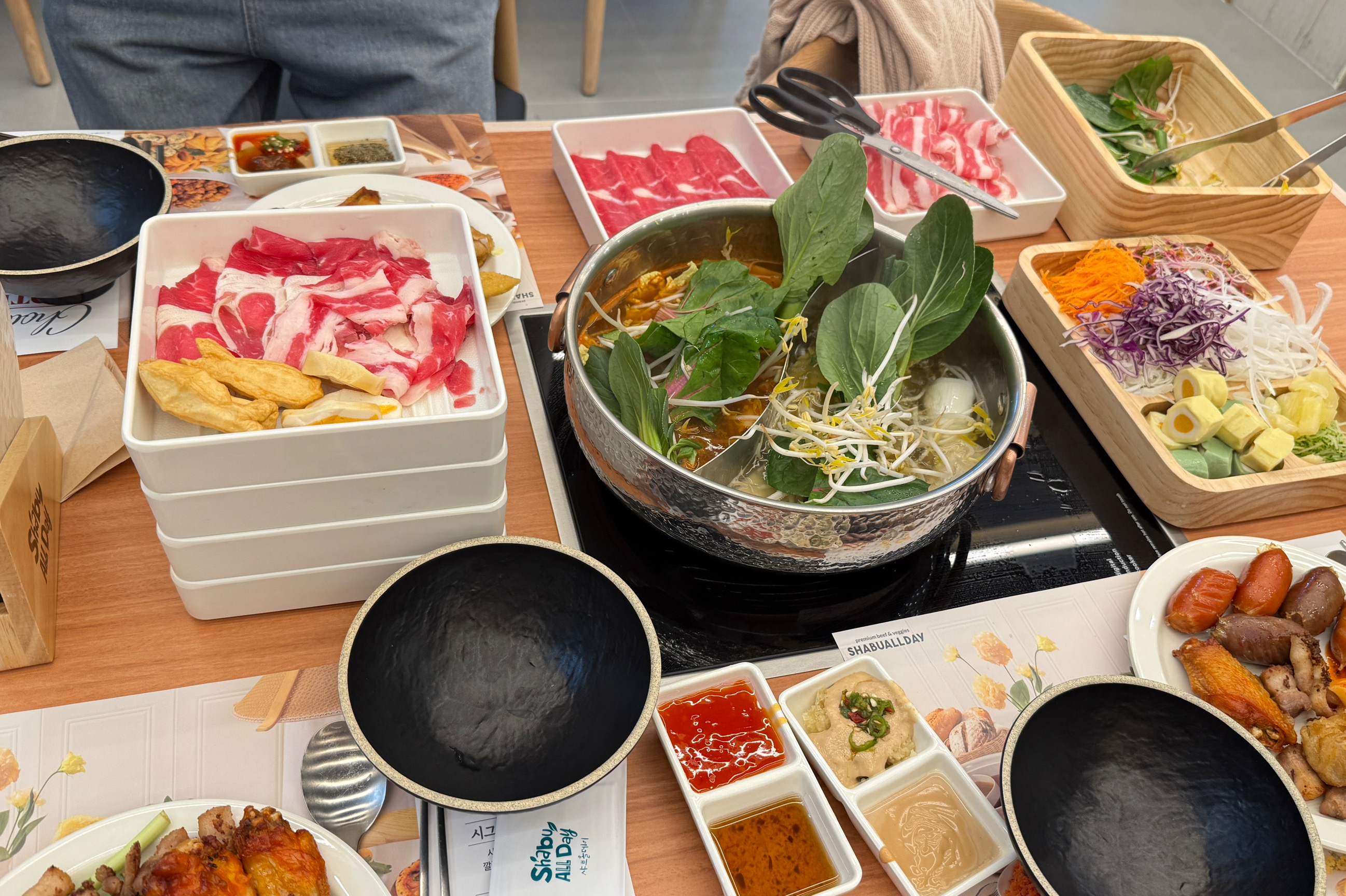 단발 머리 직원분이 제일 친절했어요. - 천호동 맛집 샤브올데이 서울천호점