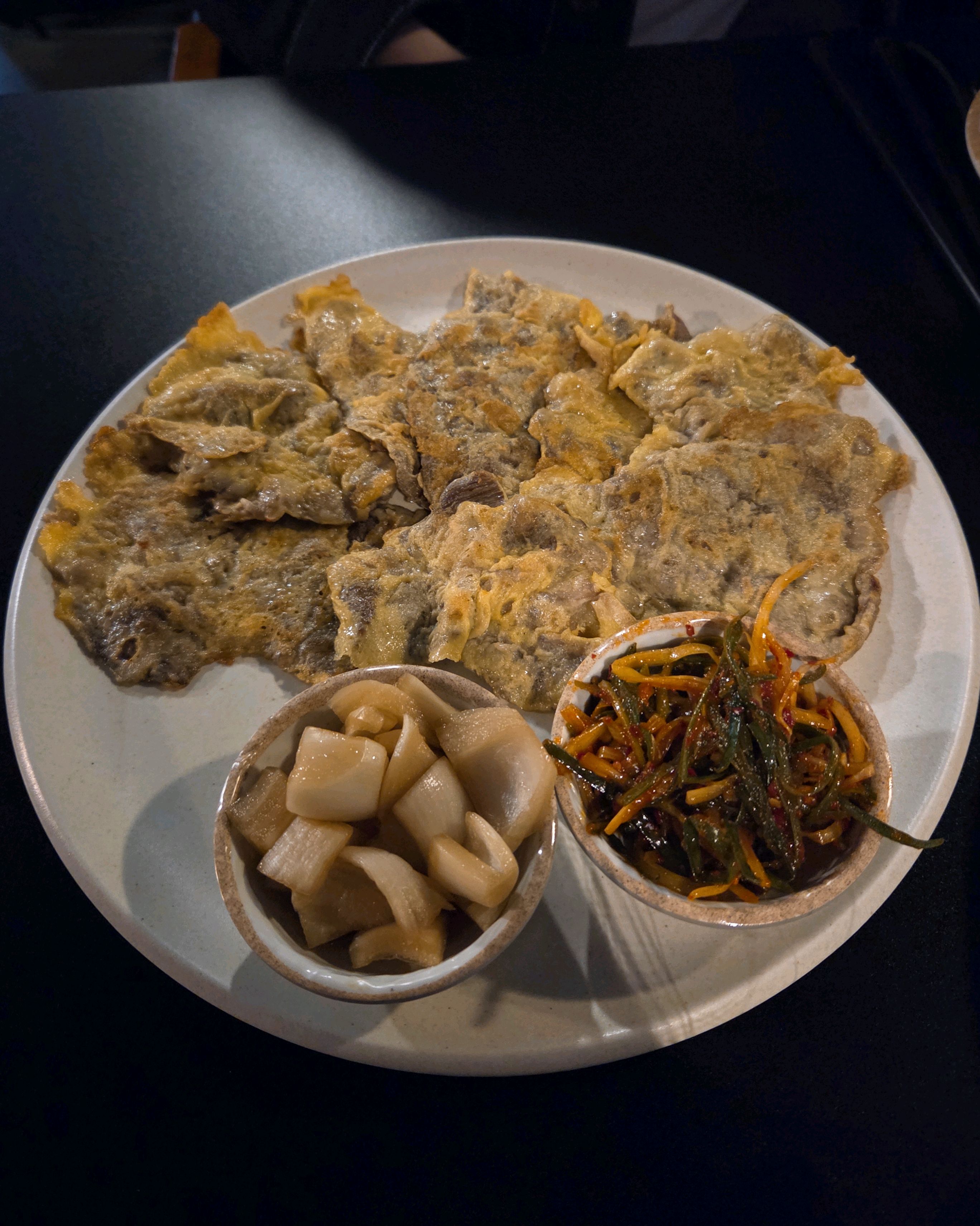 비오는날 막걸리가 먹고싶어서 우연히 들린곳인데 분위기도 너무 좋고 안주도 맛있었어요♡ 육전