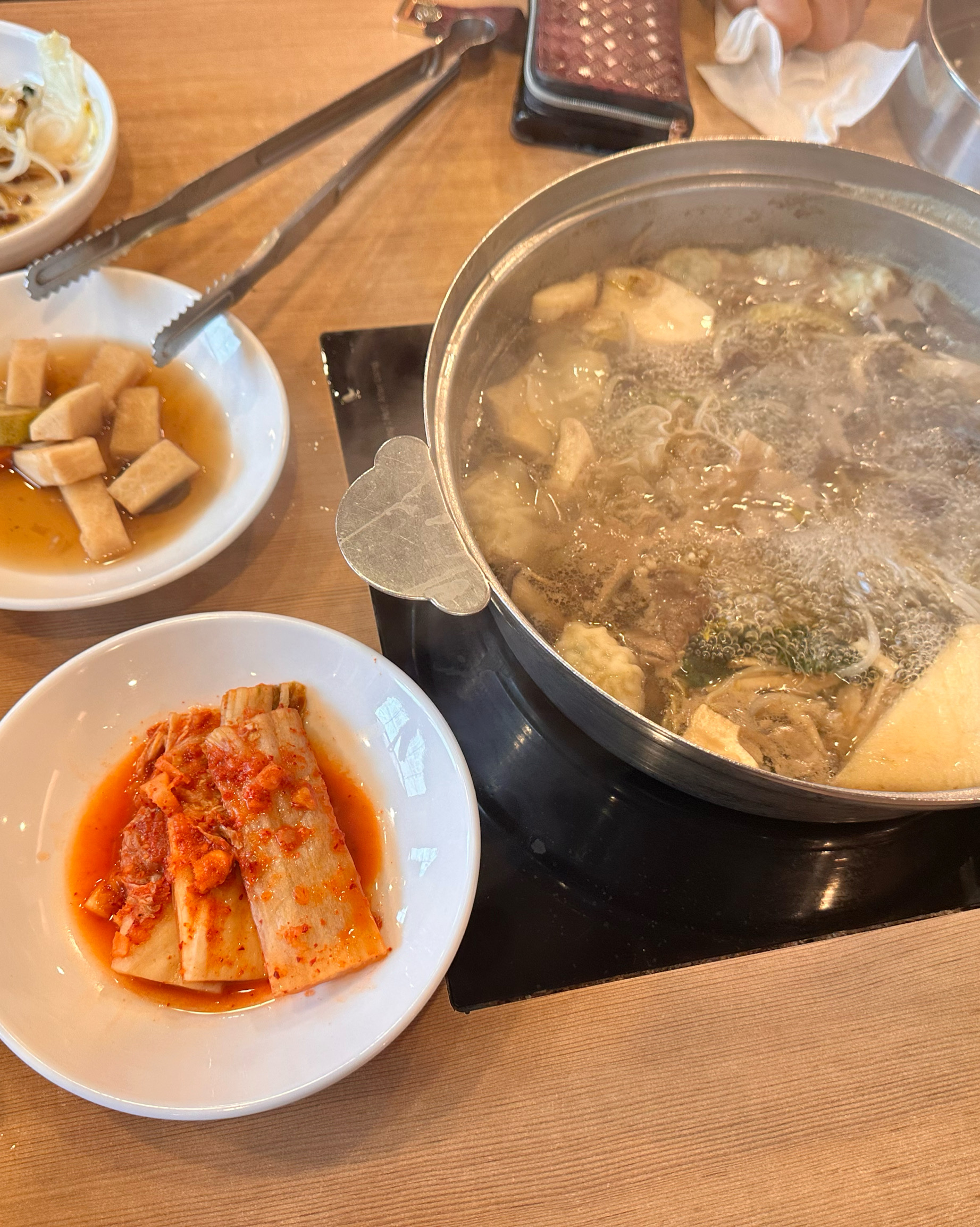 음식대비 가격저렴하고 육수도 맛있고 버섯들도 종류 다양하고 맛있어요!!!! 4대가 가면 피