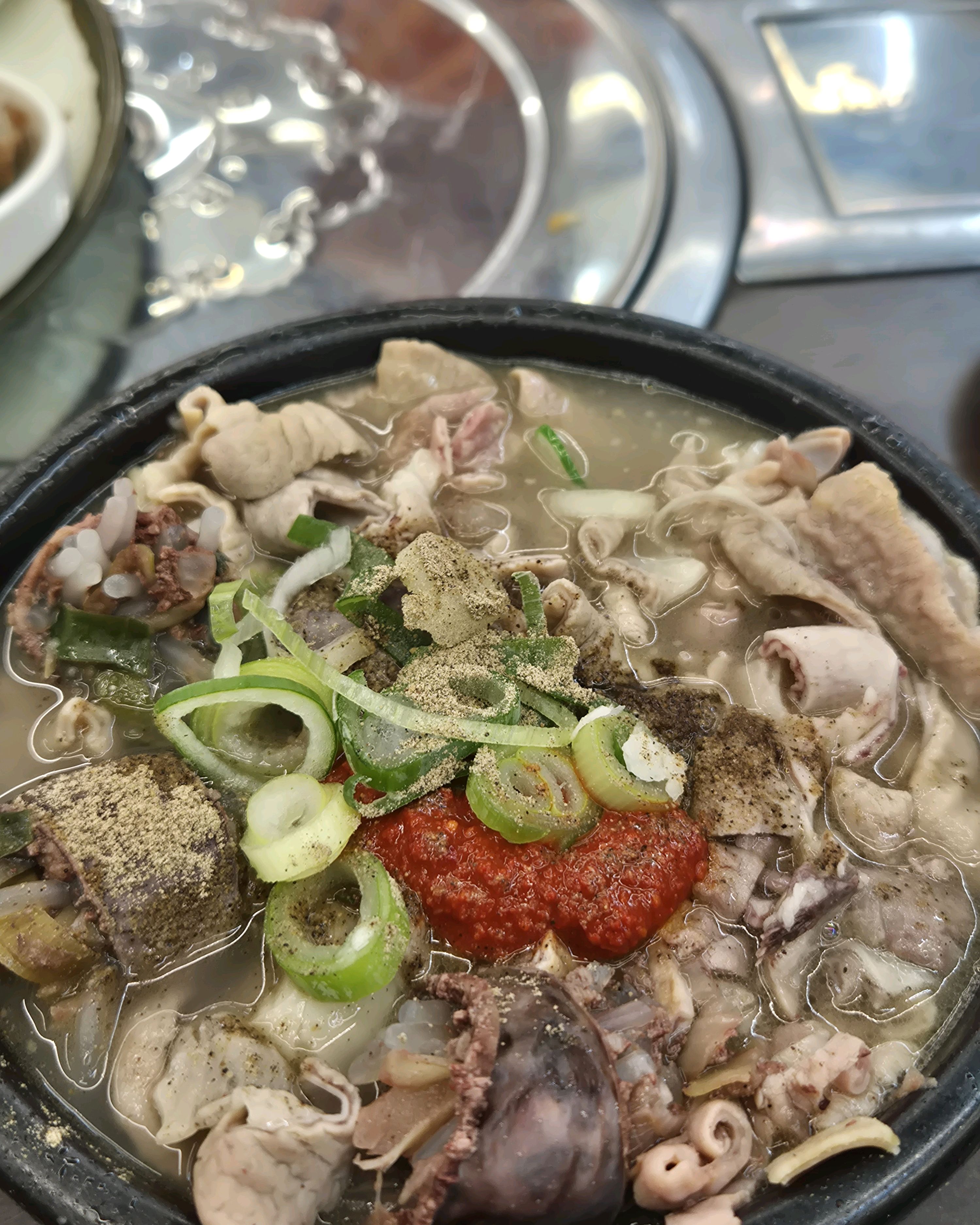 거리가 멀리 떨어져있어서 고민했지만 1시간동안 걸어서 웨이팅하는데 돼지냄새가 진짜 많이나더