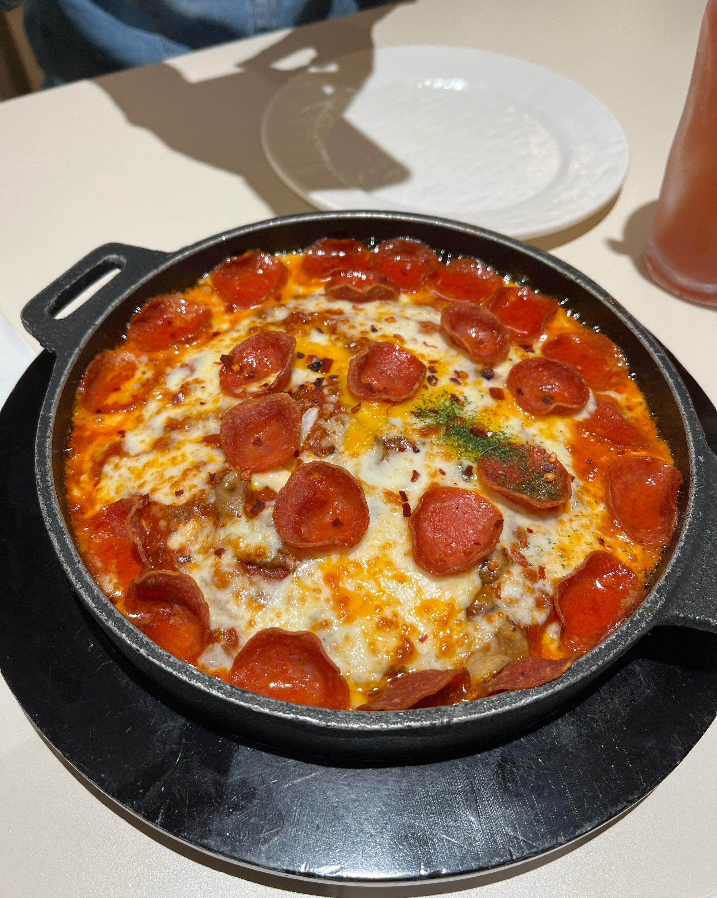 세명이서 피자s, 스파게티 1개 먹었는데 배불리 먹었어요~ 치즈가 부드럽고 맛있네요 - 제주 맛집 이재모피자 제주점