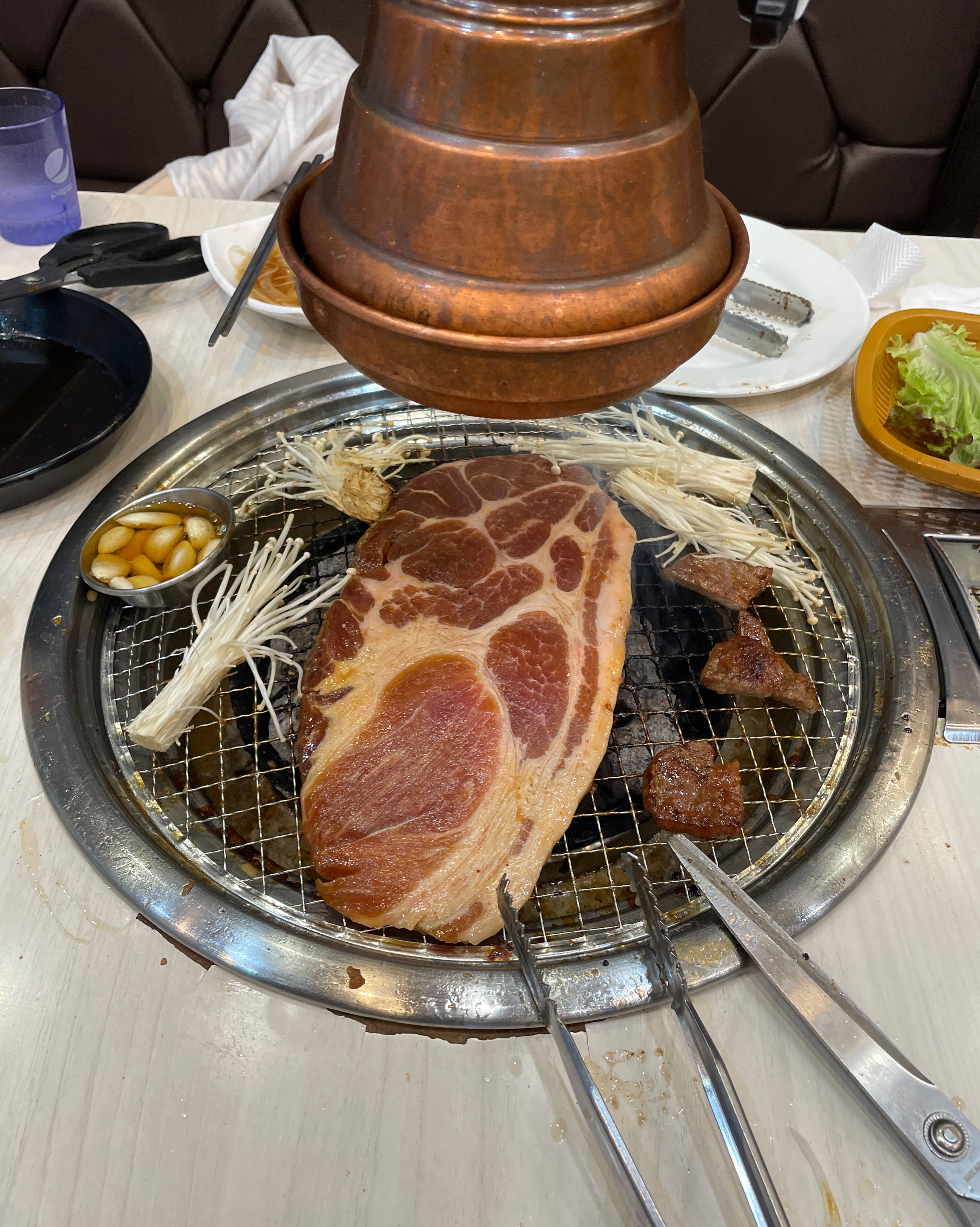 가족들이랑 간만에 갈비 먹으러 왔습니다! 삼겹살도 부드럽고 맛있고 밑반찬도 많아요 직원분들