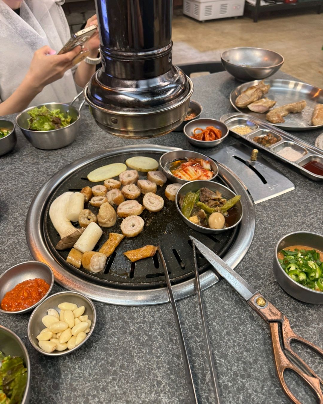 건물 외관이 너무 예뻐서 우연히 들어갔는데, 인테리어도 진짜 감성 있었어요. - 대구 맛집 숲불막창