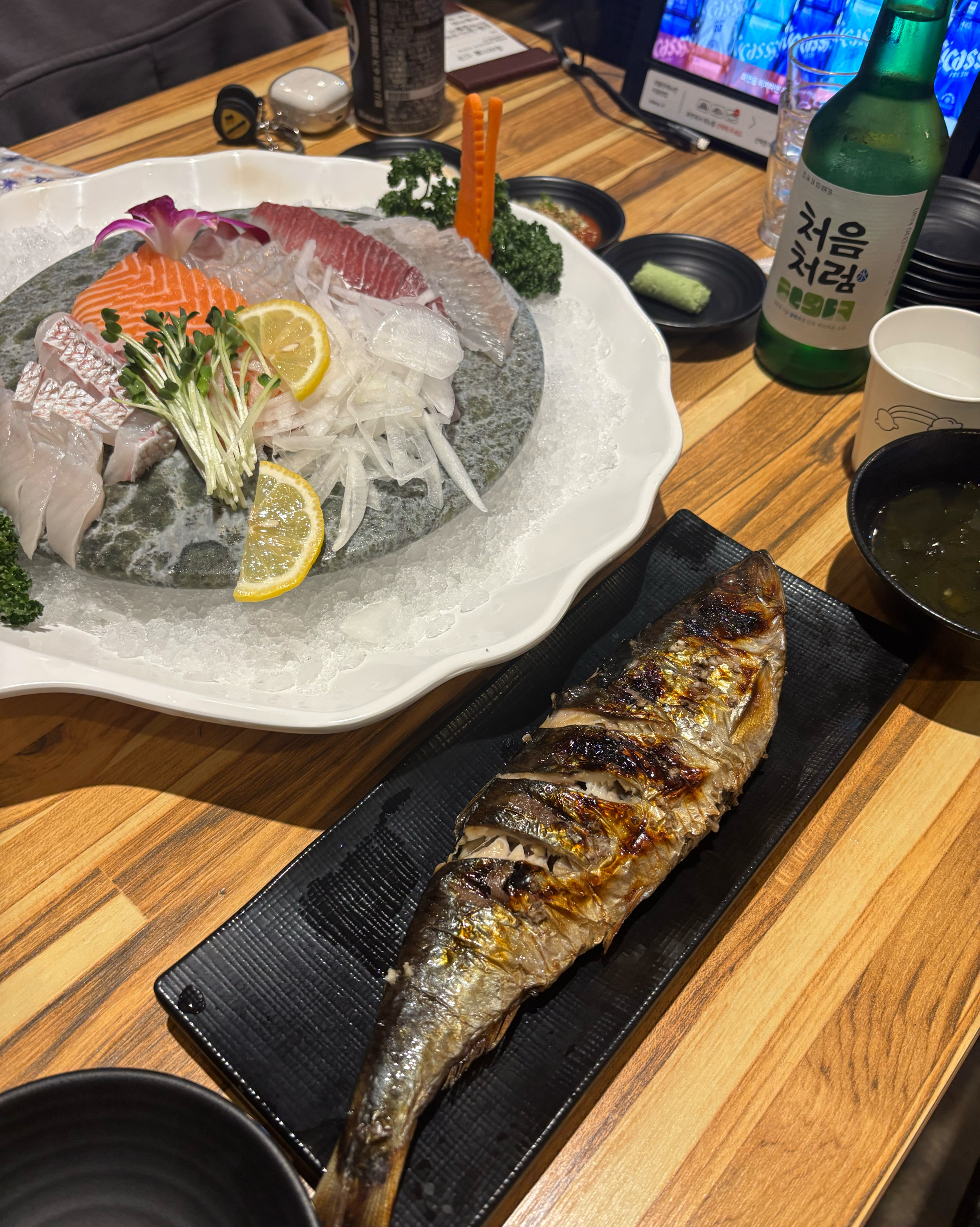 처음 방문했는데 기대보다 음식도 더 맛있었고 먹는법은 잘 몰랐는데 물어보지도 않았는데 먼저