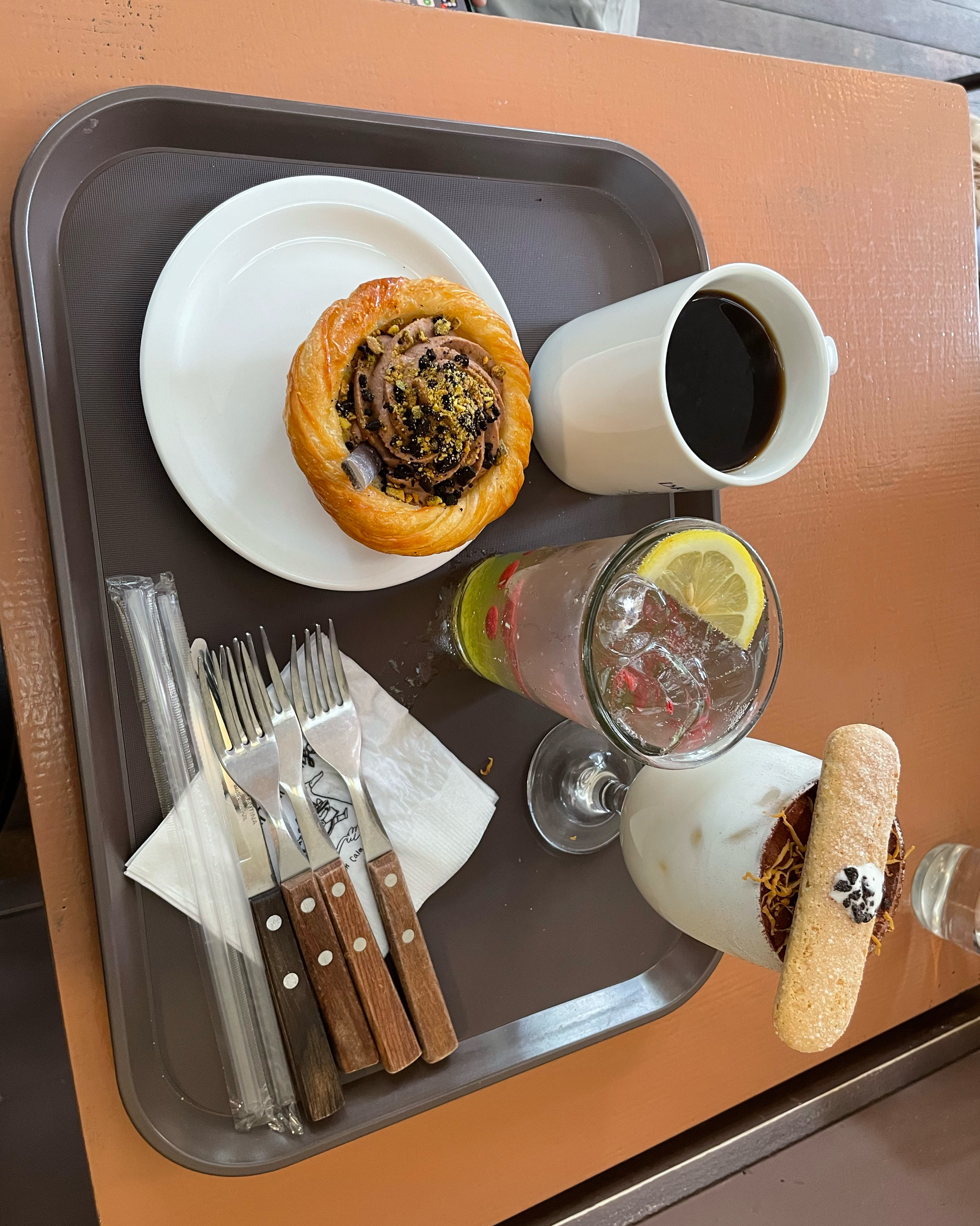 점심 먹고 커피 한잔 하러 들렀어요. 음료랑 디저트 맛있어요. 뷰는 2층이 좋고 강아지 동