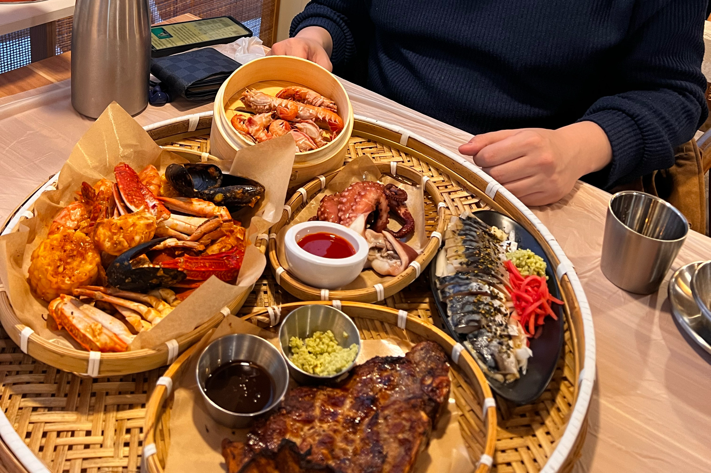 가짓수 많고 순두부라면까지 조합도 좋아요 분위기도 쾌적하고 노래도(?) 좋고 게머리띠, 게