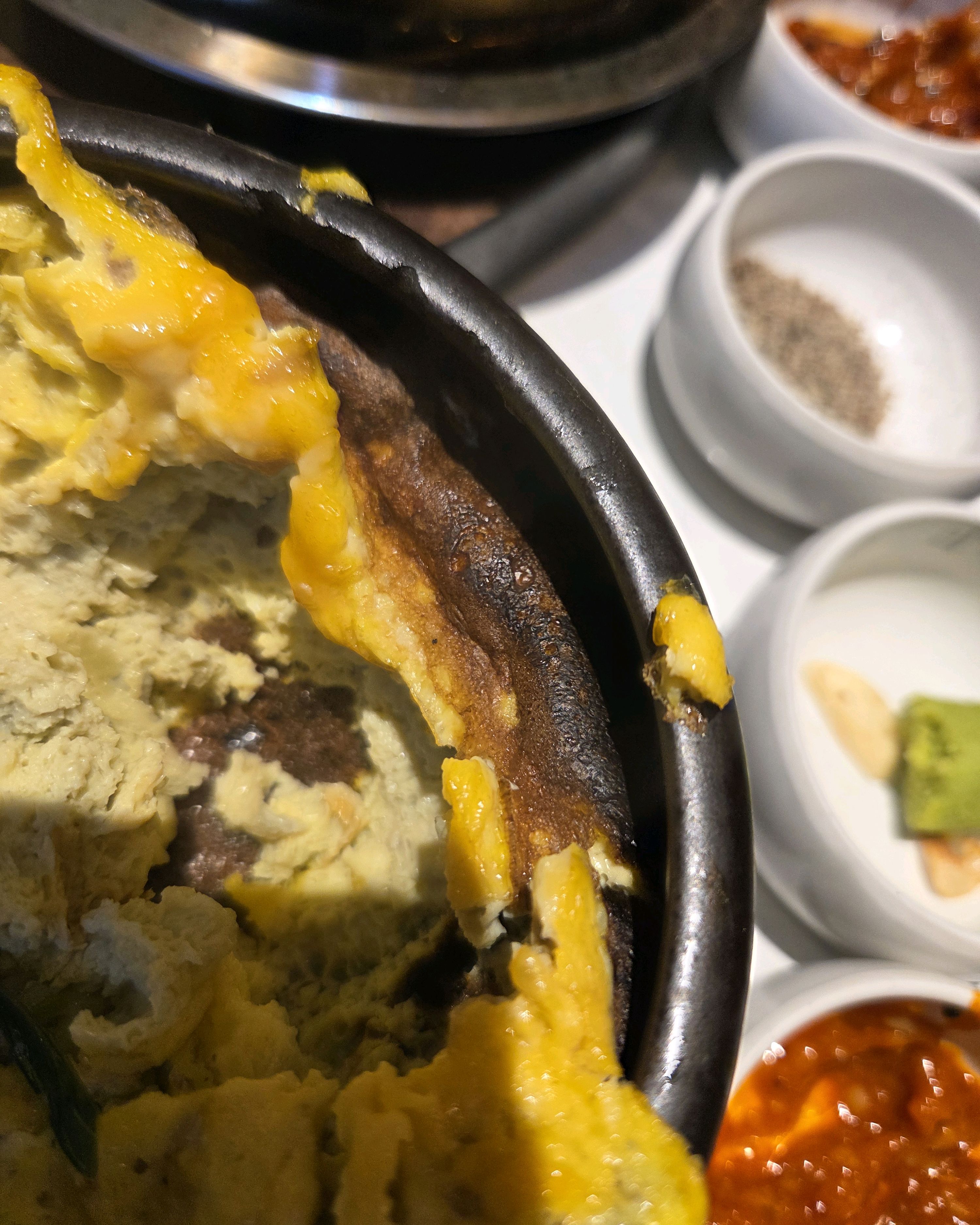 계란 찜을 시켰지만 탄내가 올라와서 보니까 다 타있네요 그리고 맛은 밍밍한맛 ... 그냥