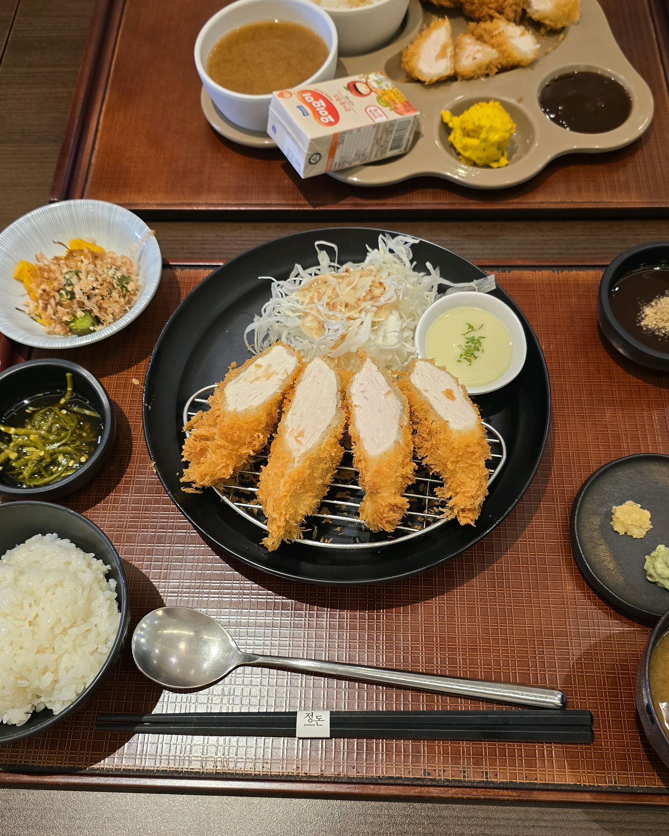 돈까스가 매우 맛있고, 직원분들이 엄청 친절해서 편하고 맛있게 즐겼습니다. 앞으로 자주 와