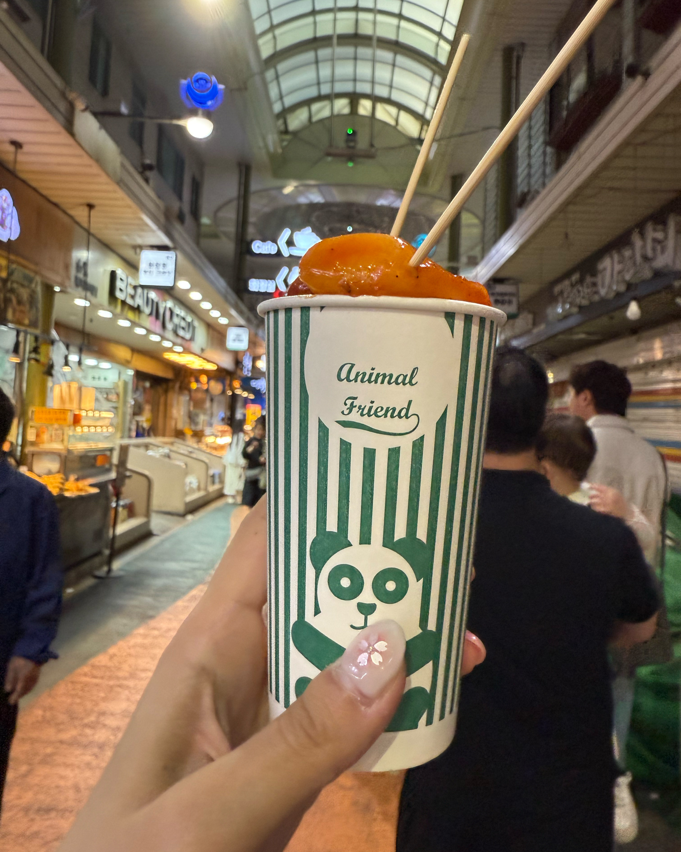 줄서서 기다려 먹어봤는데… 저는 개인적으로 크게 - 망원동 맛집 큐스닭강정