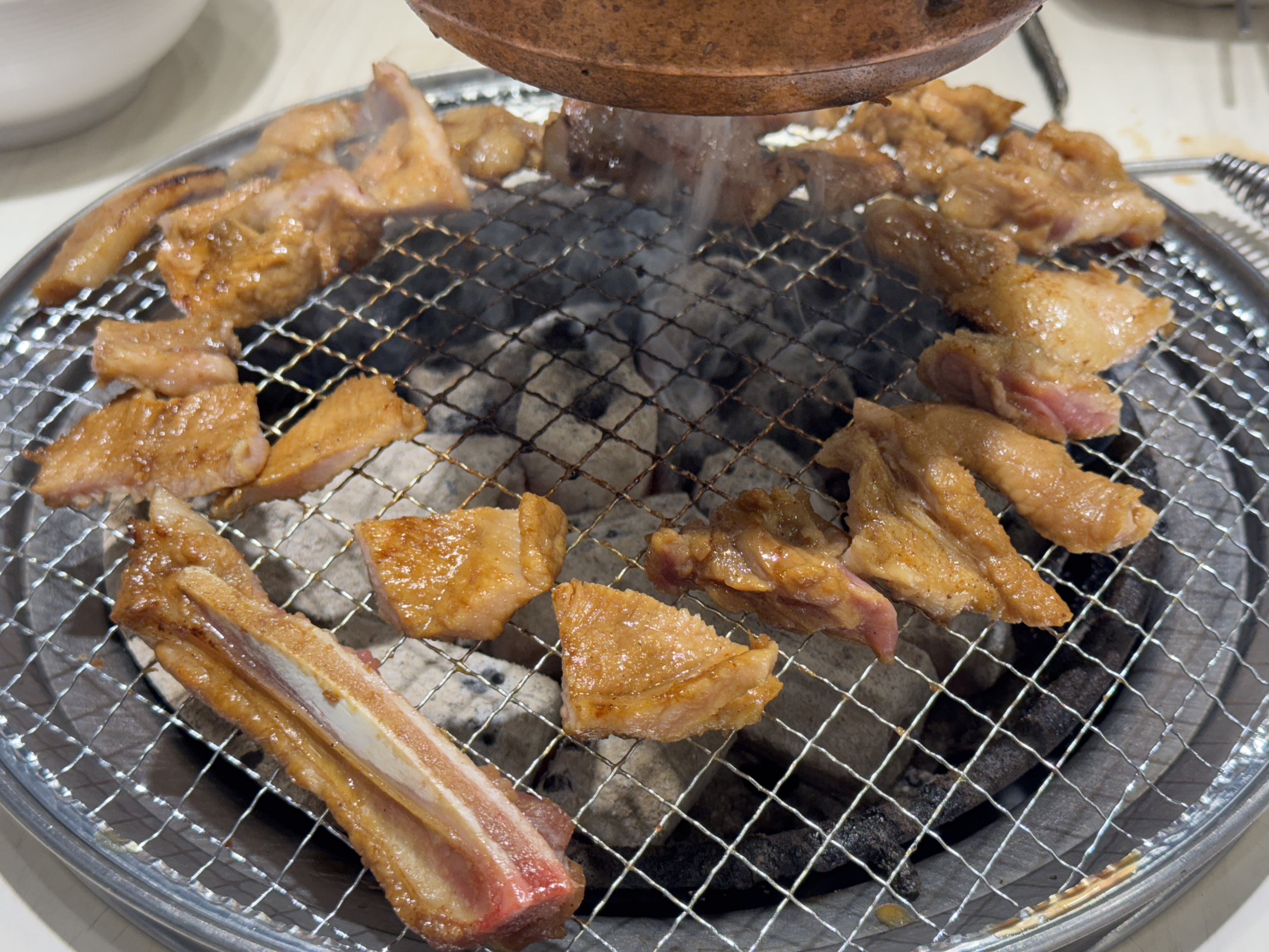 무한 리필로 먹기 딱 좋은 곳인것 같아요! 매장도 넓고 청결합니다. 원하는 고기 가져다 먹