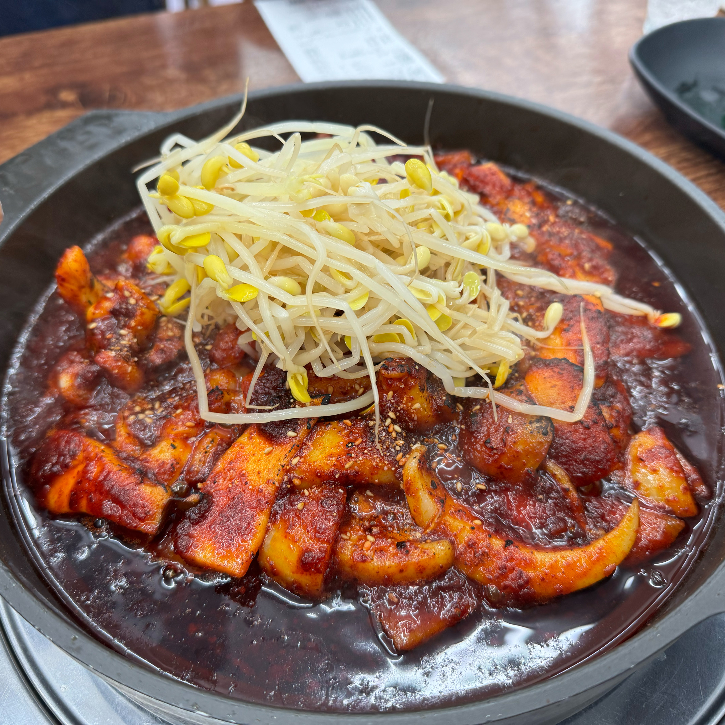만두도 맛있도 칼국수도 하나밖에 안시켰는데 냥이어마어마하고 불고기도 맛있어요 오징어 야들야
