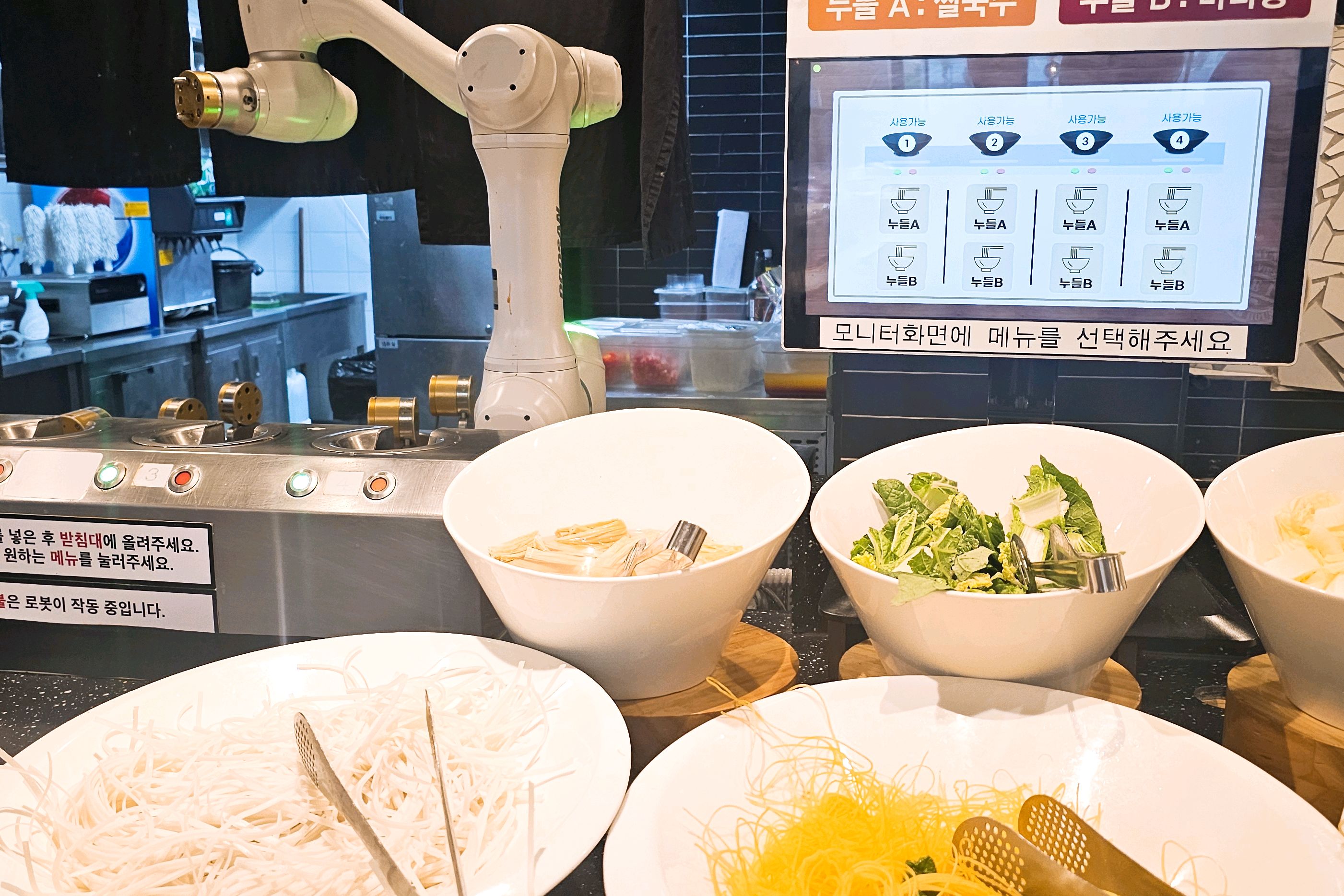 친절하세요. 음식도 바로 채워주시고 음식도 깔끔하고 맛있어요. 다음에는 스테이크 이용해볼께