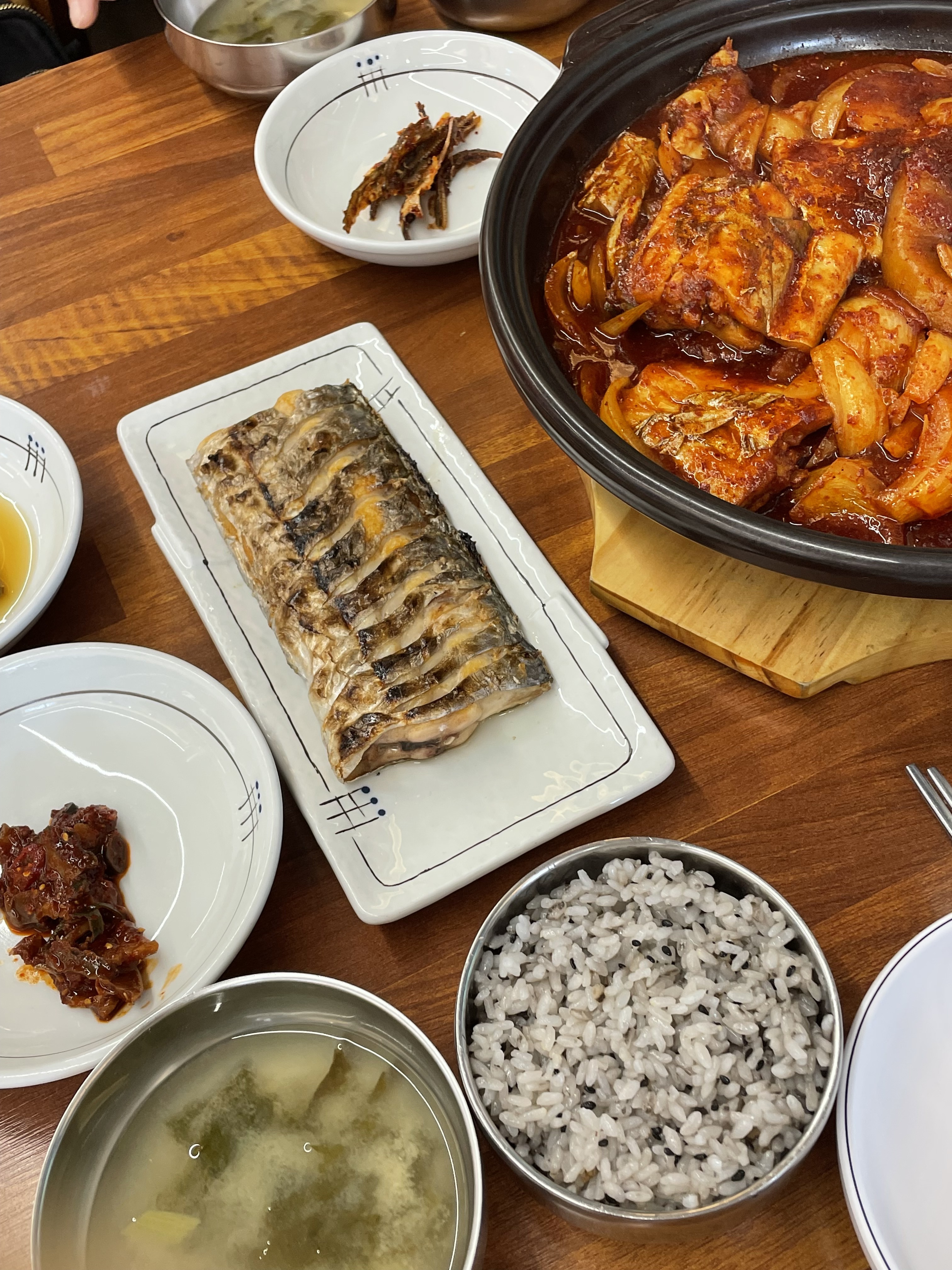 여행와서 유명하다고 와봤는데..이렇게 큰 갈치 처음이에여 정말 통통하고 살진짜 많아요ㅠㅠ 