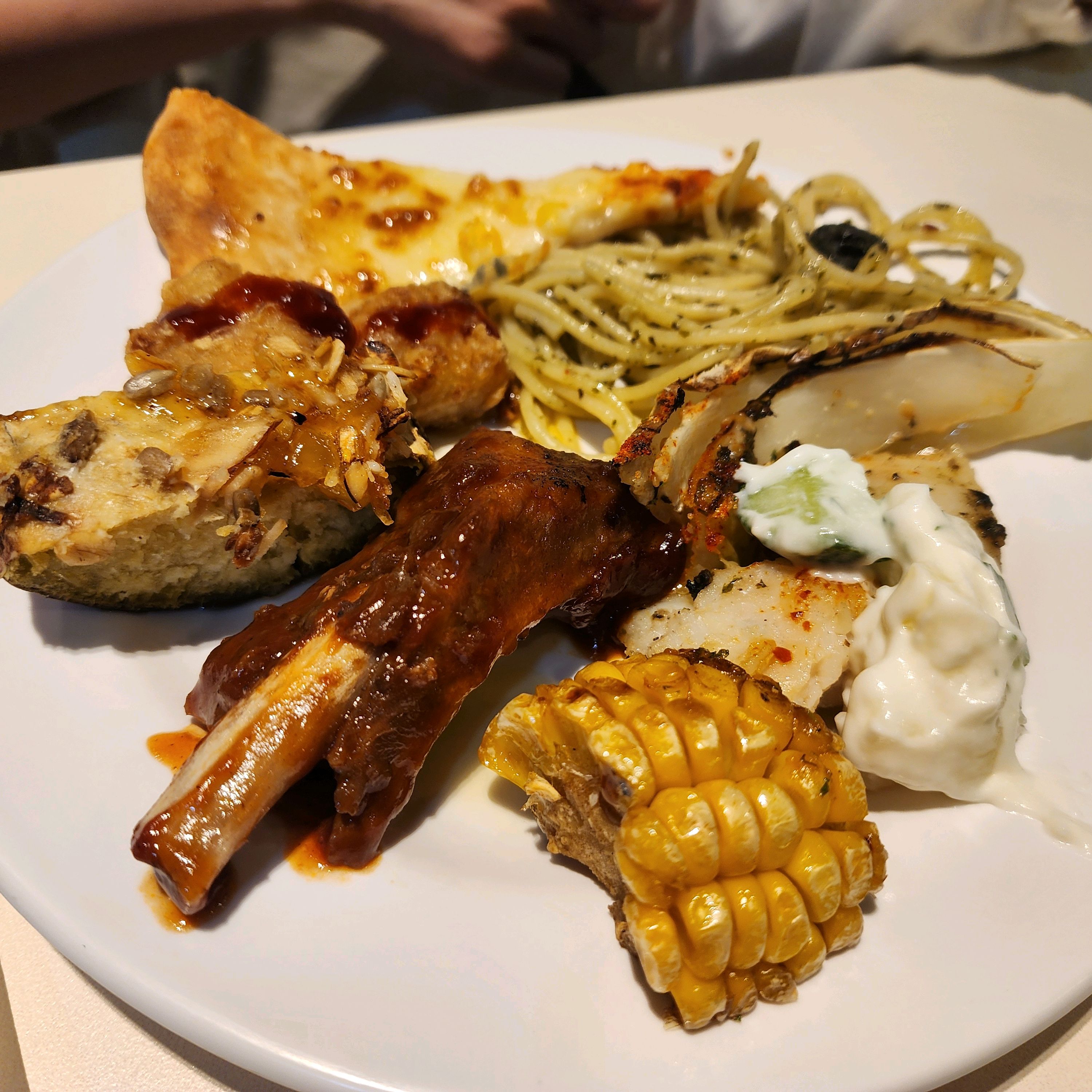 초밥 파스타 피자 치킨 샐러드 등 수많은 식사 메뉴를 맛있게 먹었습니다! 메뉴가 다양해서 