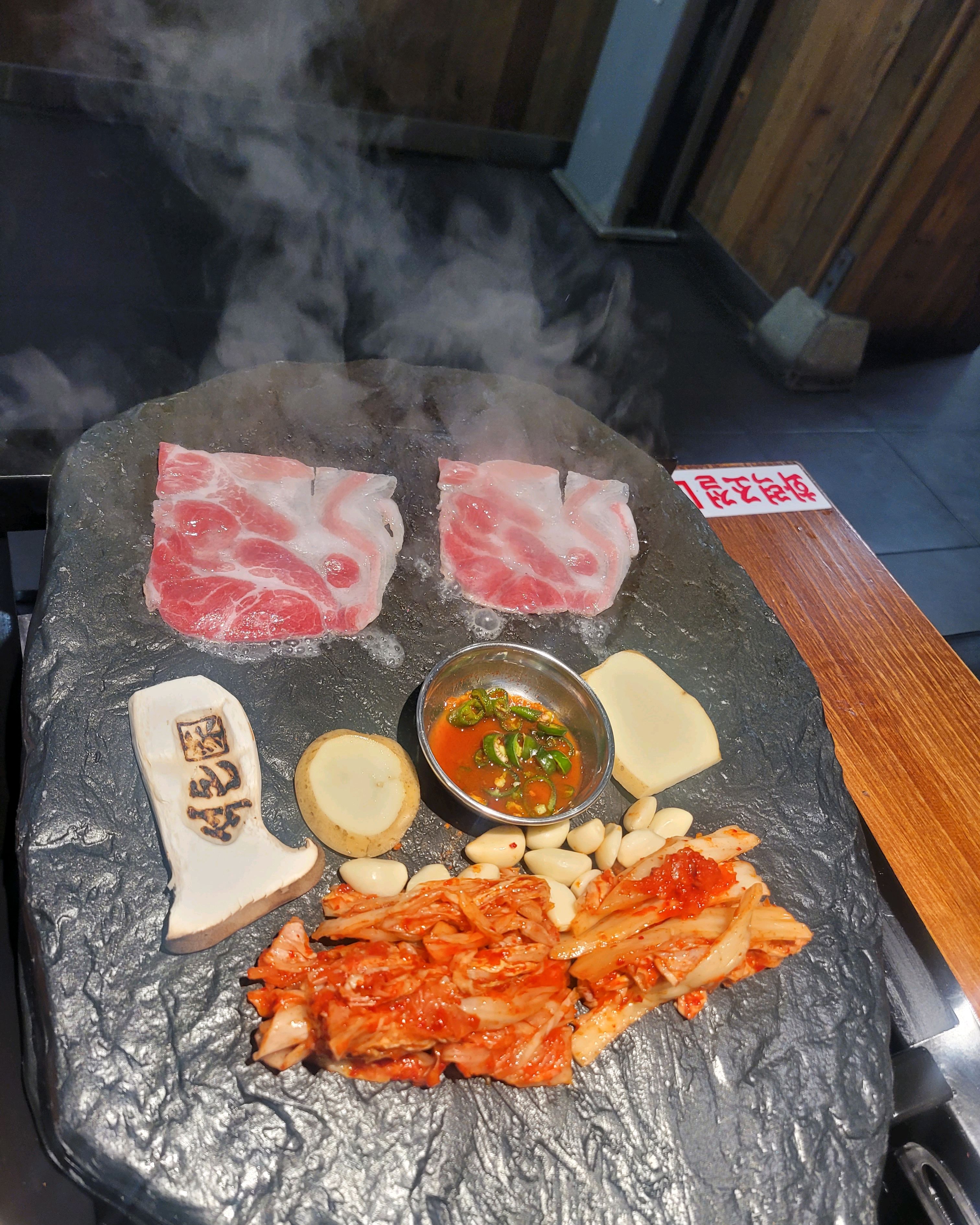 자리 넓직하고 사장님 넘넘 친절하고 고기 넘넘 맛나고 - 인천 맛집 석돈