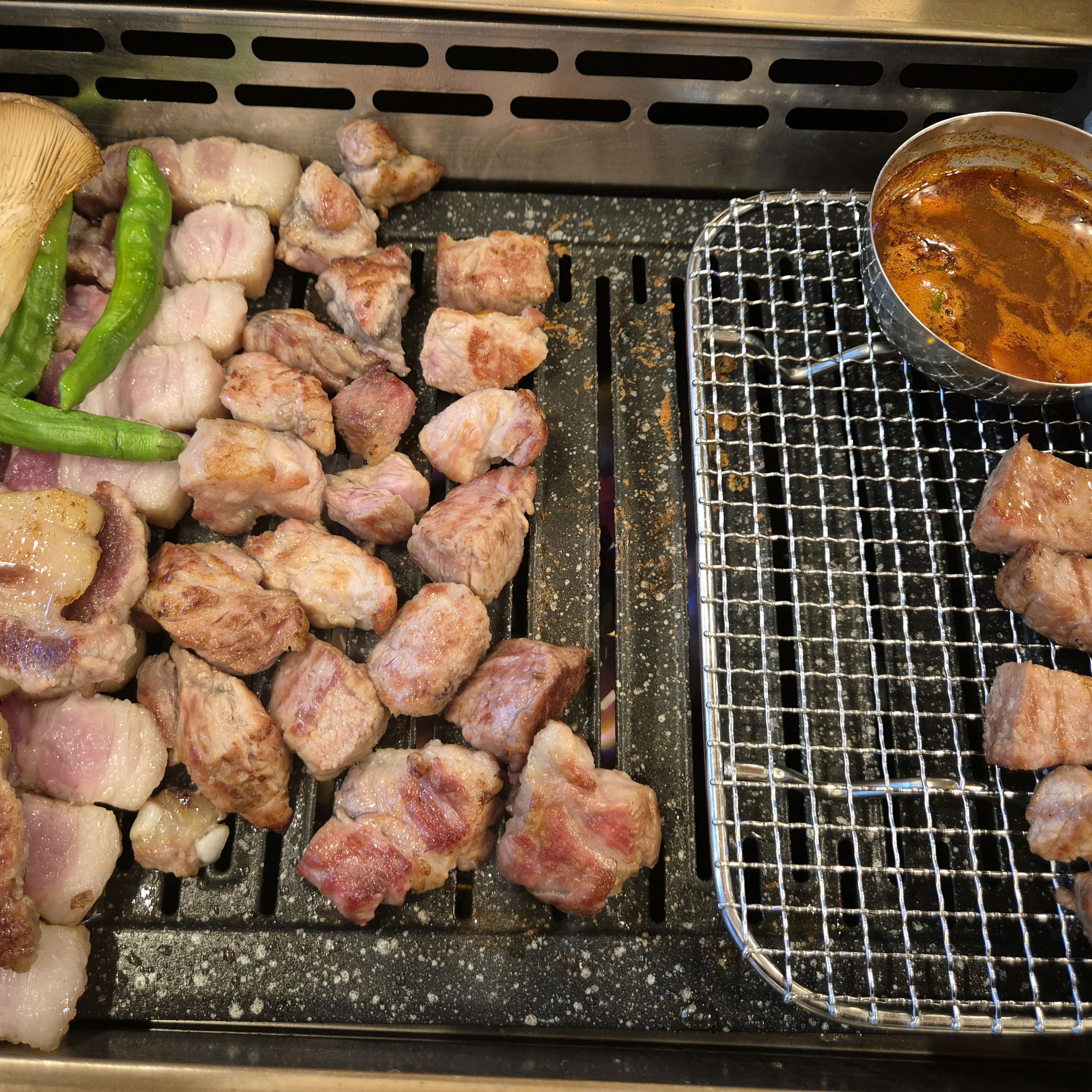 여행와서 들렀는데 고기 너무 맛있어요.매장도 새로생긴건지 깔끔하고 고기도 구워주셔서 아이랑