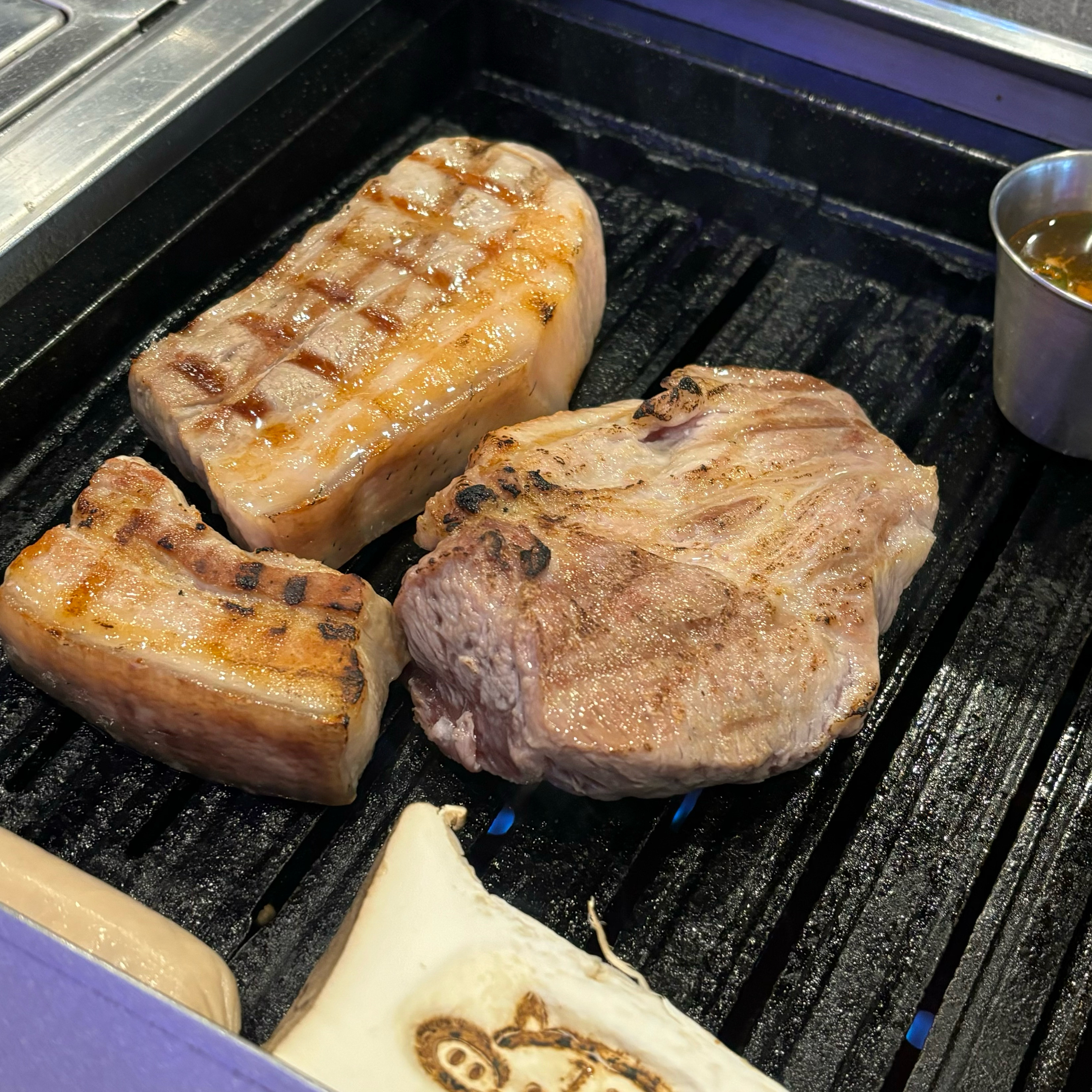 제주공항 근처라 비행기 내려서 오기 너무 좋아요! 해안도로 따라 가게가 있다보니 뷰도 넘