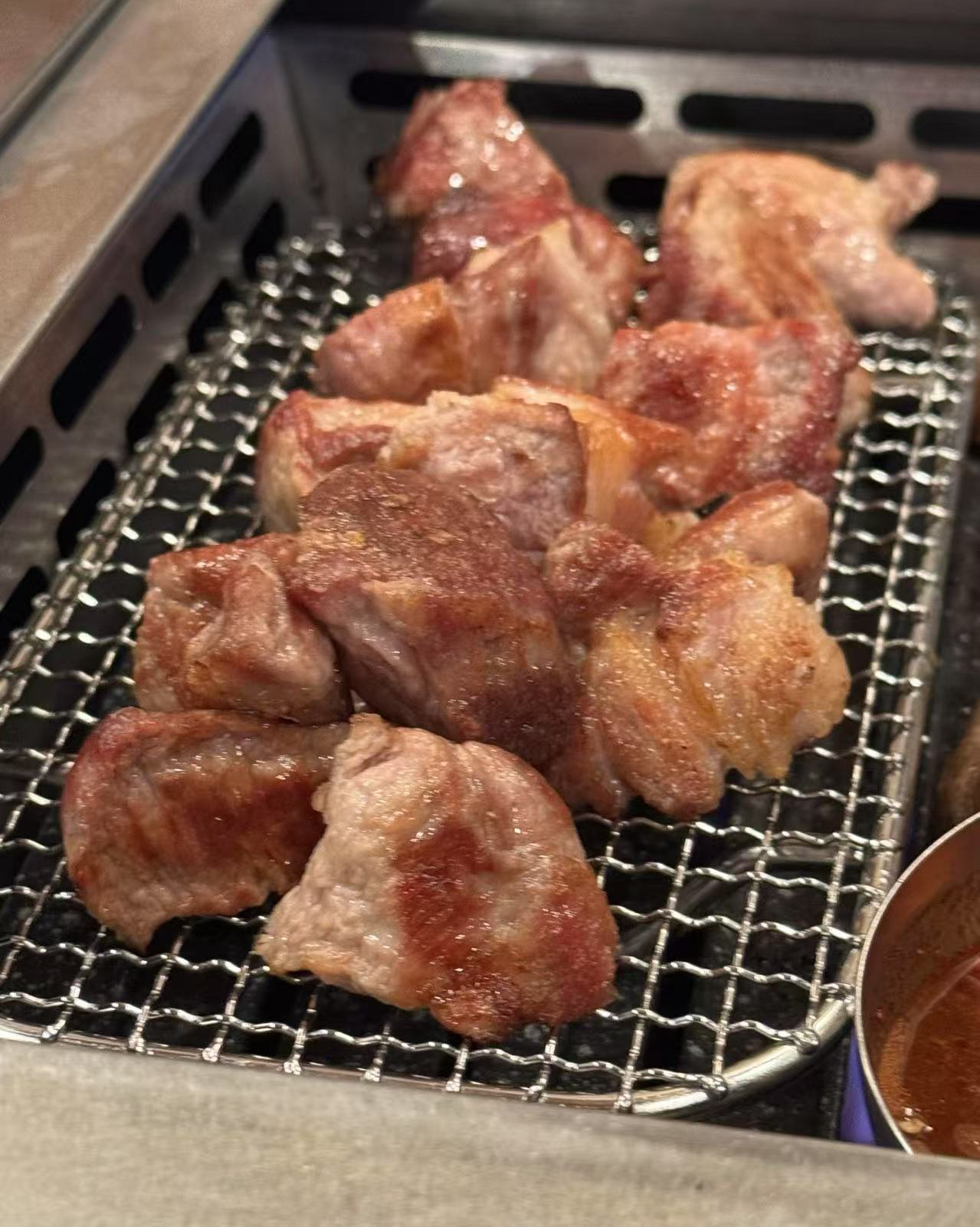 고기가 정말 부드럽고 맛잇어요. 가족여행왓는데 잘드셔서 잘찾아온듯합니다. - 제주 맛집 화수목보리짚불구이 연동점