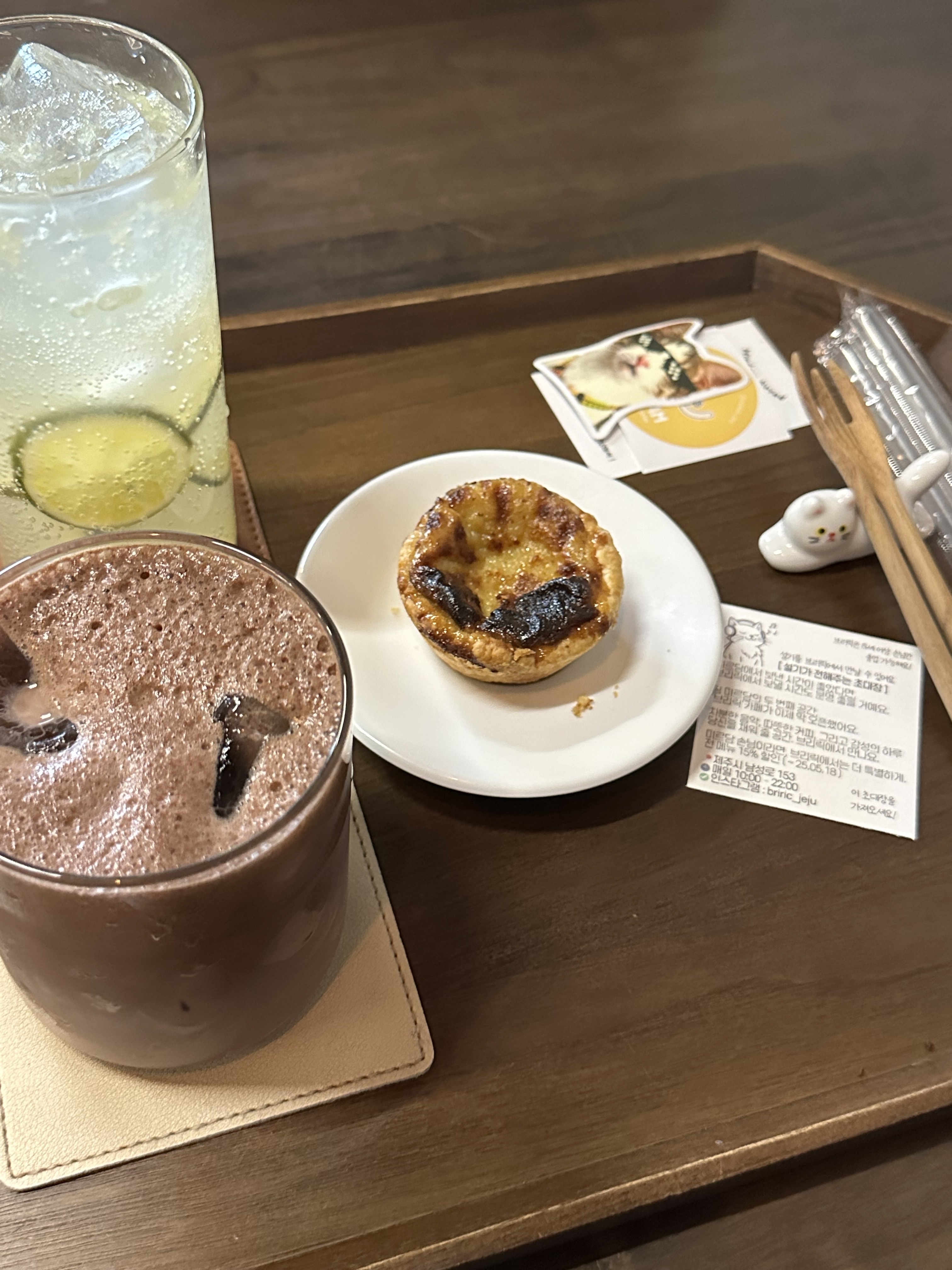 카페 분위기가 너무 좋고 고양이들이 너무 귀엽습니다 !! 💗💗 디저트랑 음료도 맛있어요 - 제주 맛집 미르담