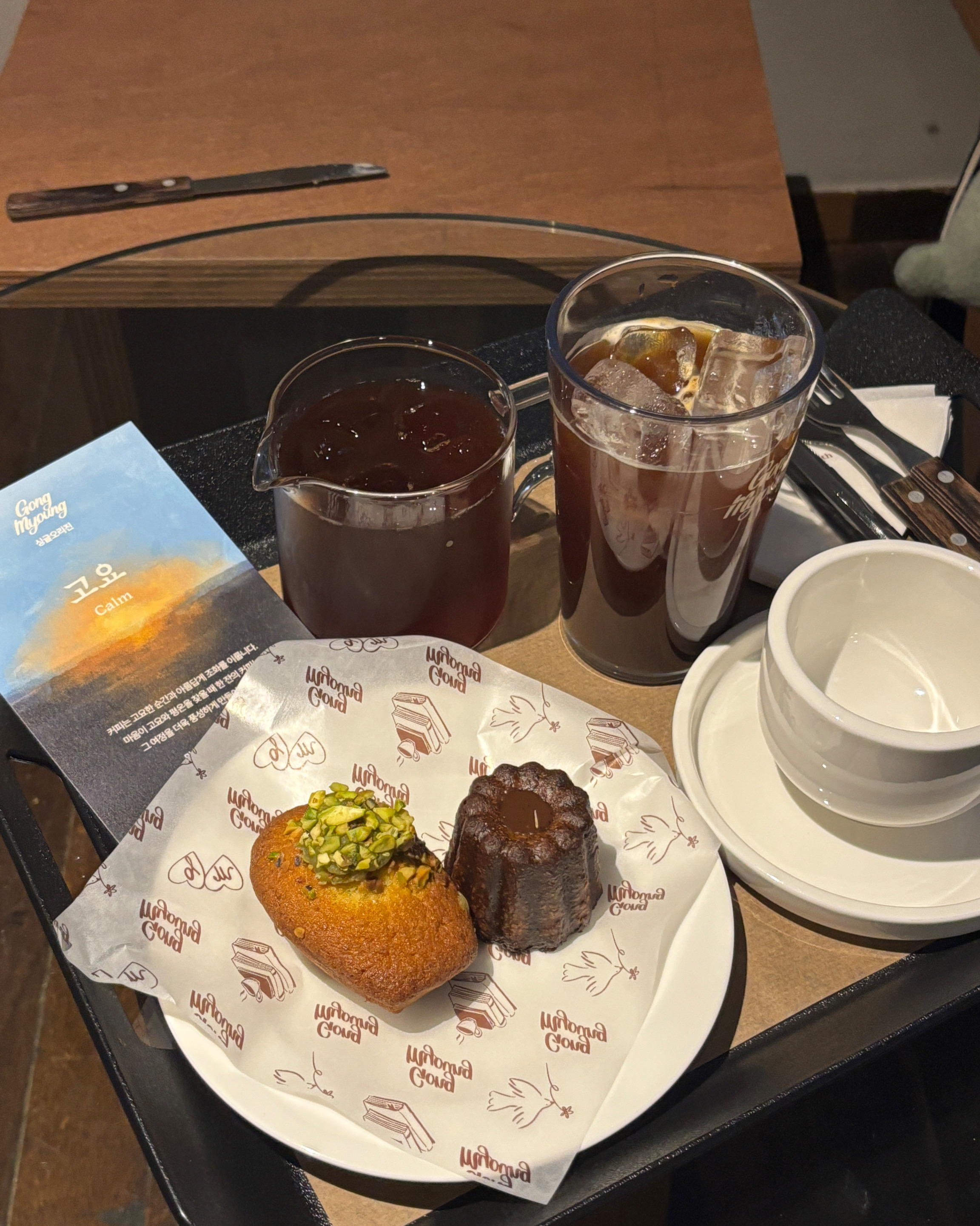 피스타치오 마들렌이랑 얼그레이 까눌레 브루잉 고요 아아 디카페인 합정 주문했어요 디저트 맛