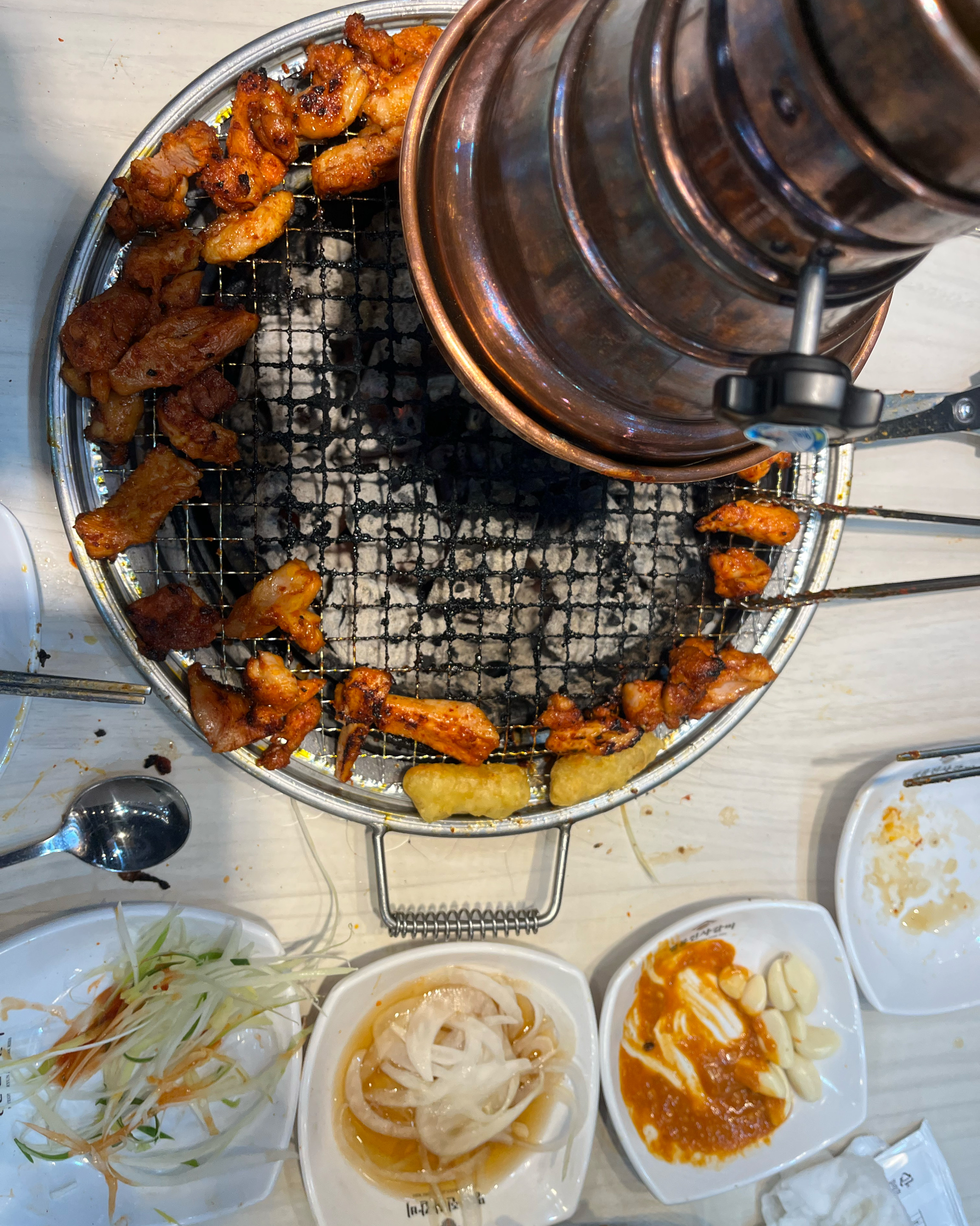 기본 돼지갈비먹고 꼭 매꼼 닭갈비 먹으로 와요 담백하고 껍데기가 쫄깃해서 숯불 닭갈비 땡길